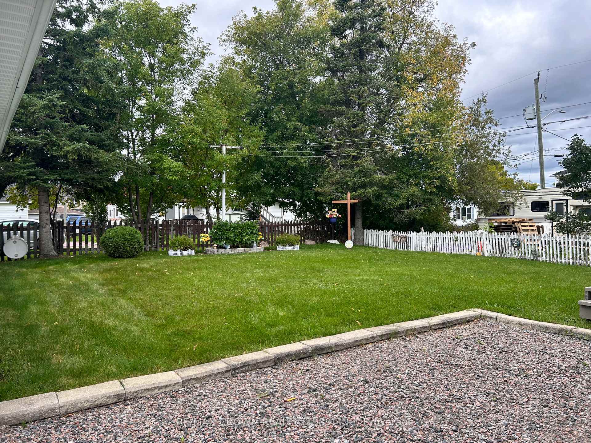 Photo 5 of 85 Byng Avenue E, Kapuskasing — HOMEH