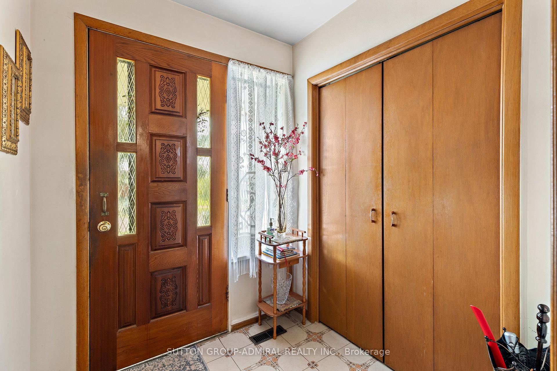 Photo 4 of 201 Derrydown Road, North York, York University Heights — HOMEH