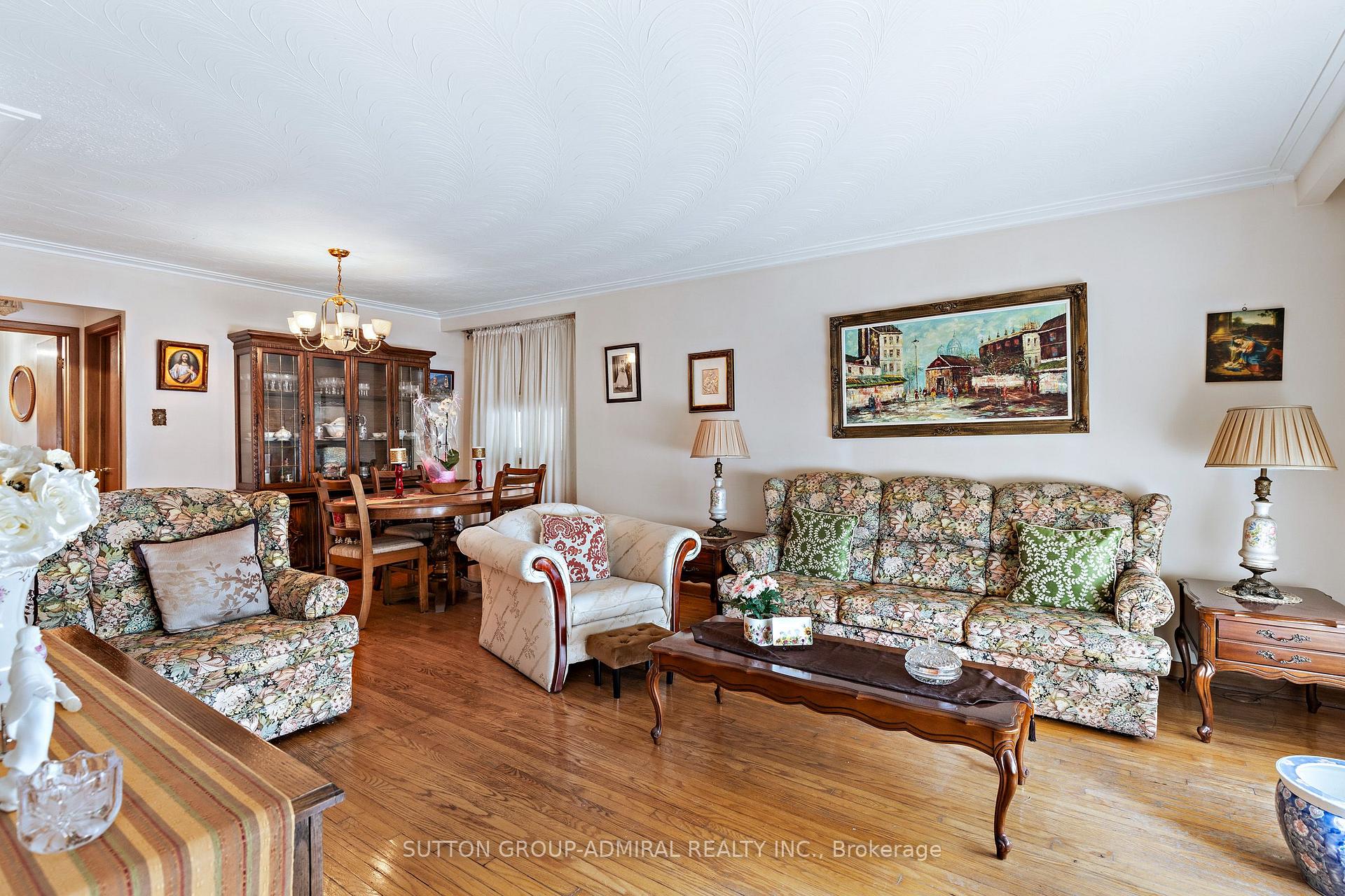 Photo 5 of 201 Derrydown Road, North York, York University Heights — HOMEH