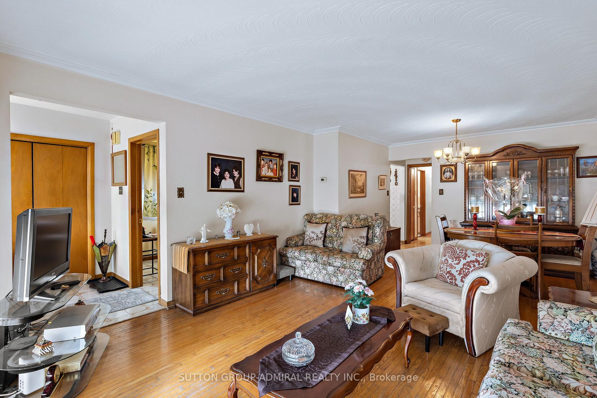 Photo 6 of 201 Derrydown Road, North York, York University Heights — HOMEH