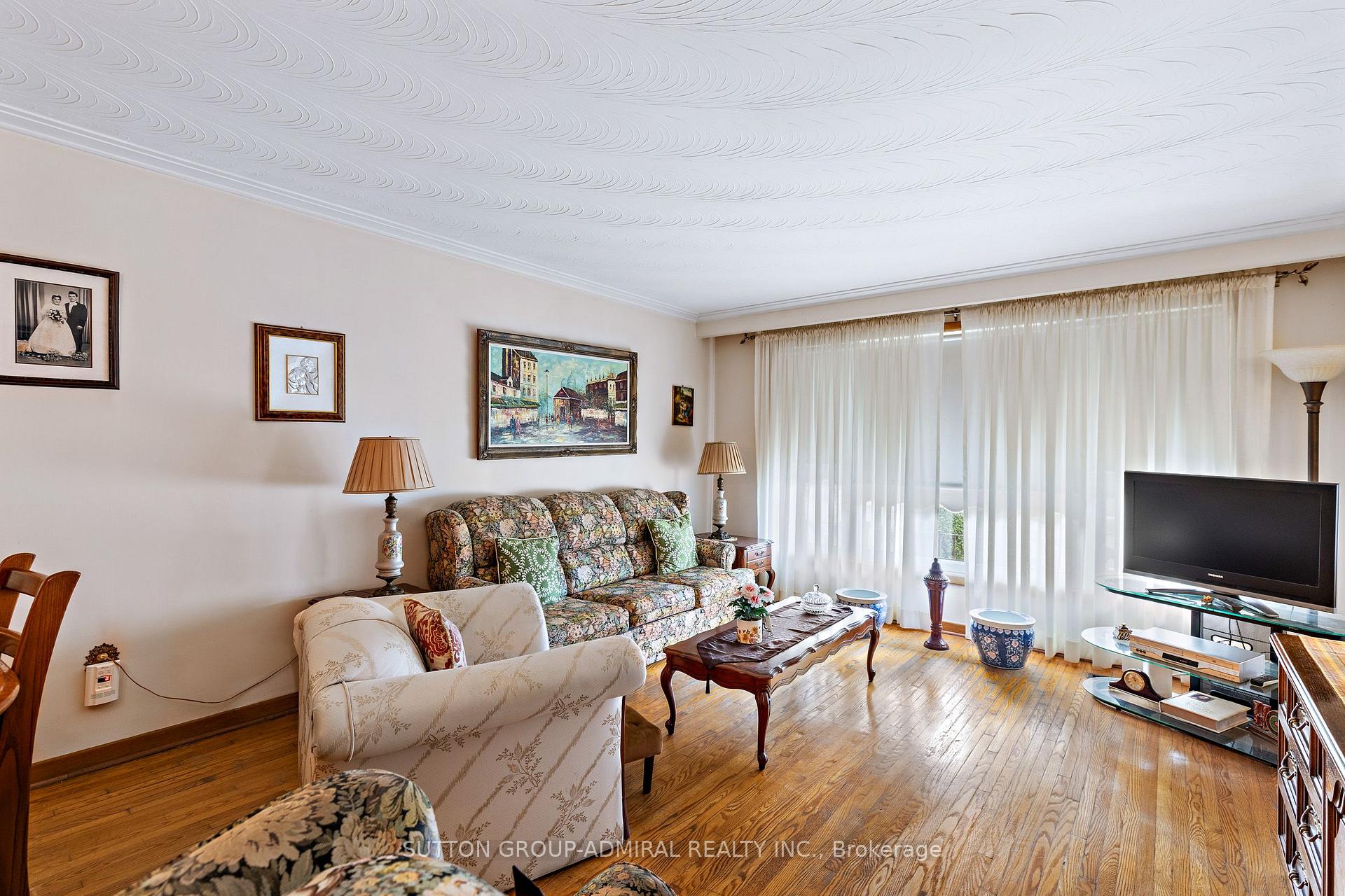 Photo 7 of 201 Derrydown Road, North York, York University Heights — HOMEH