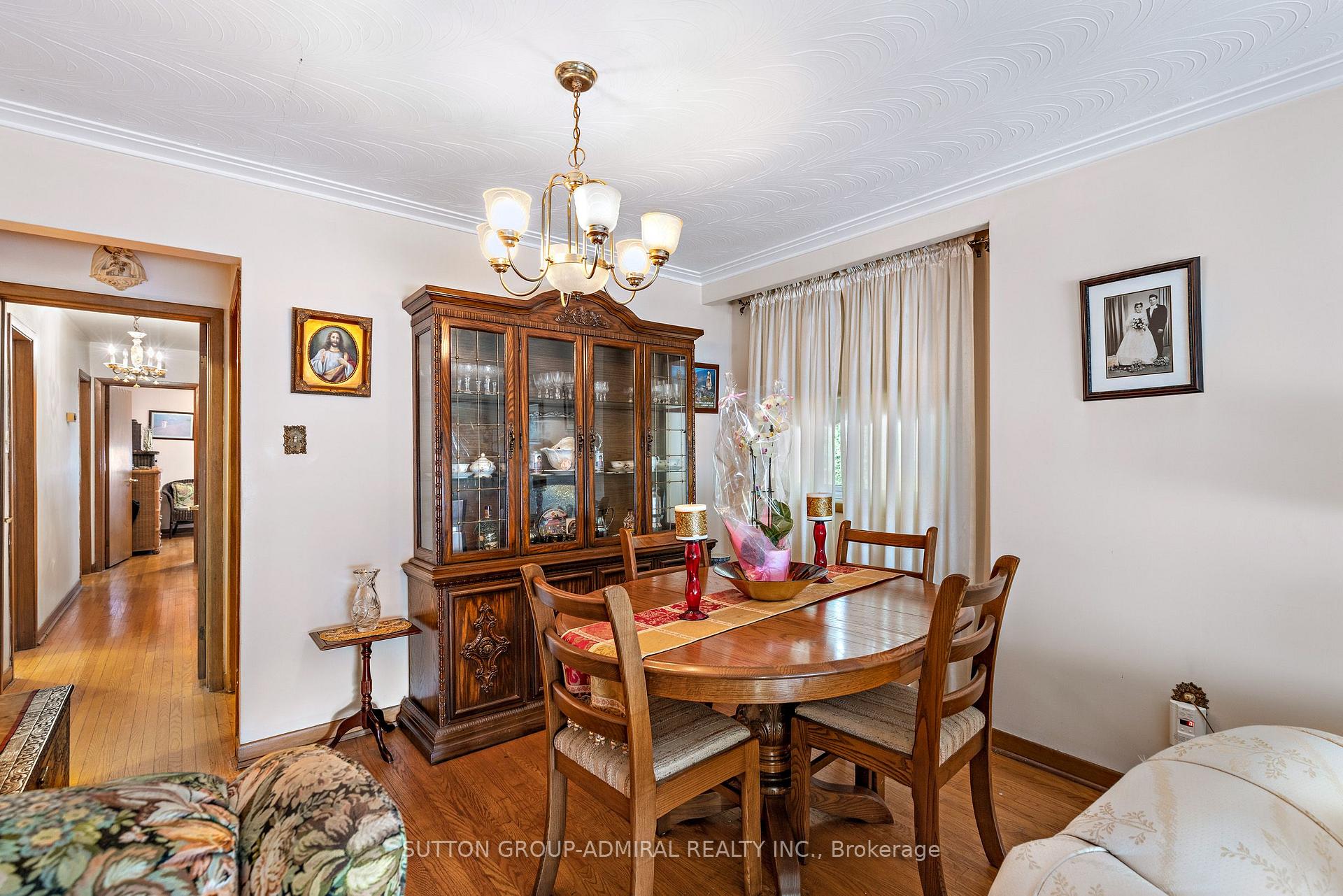 Photo 10 of 201 Derrydown Road, North York, York University Heights — HOMEH