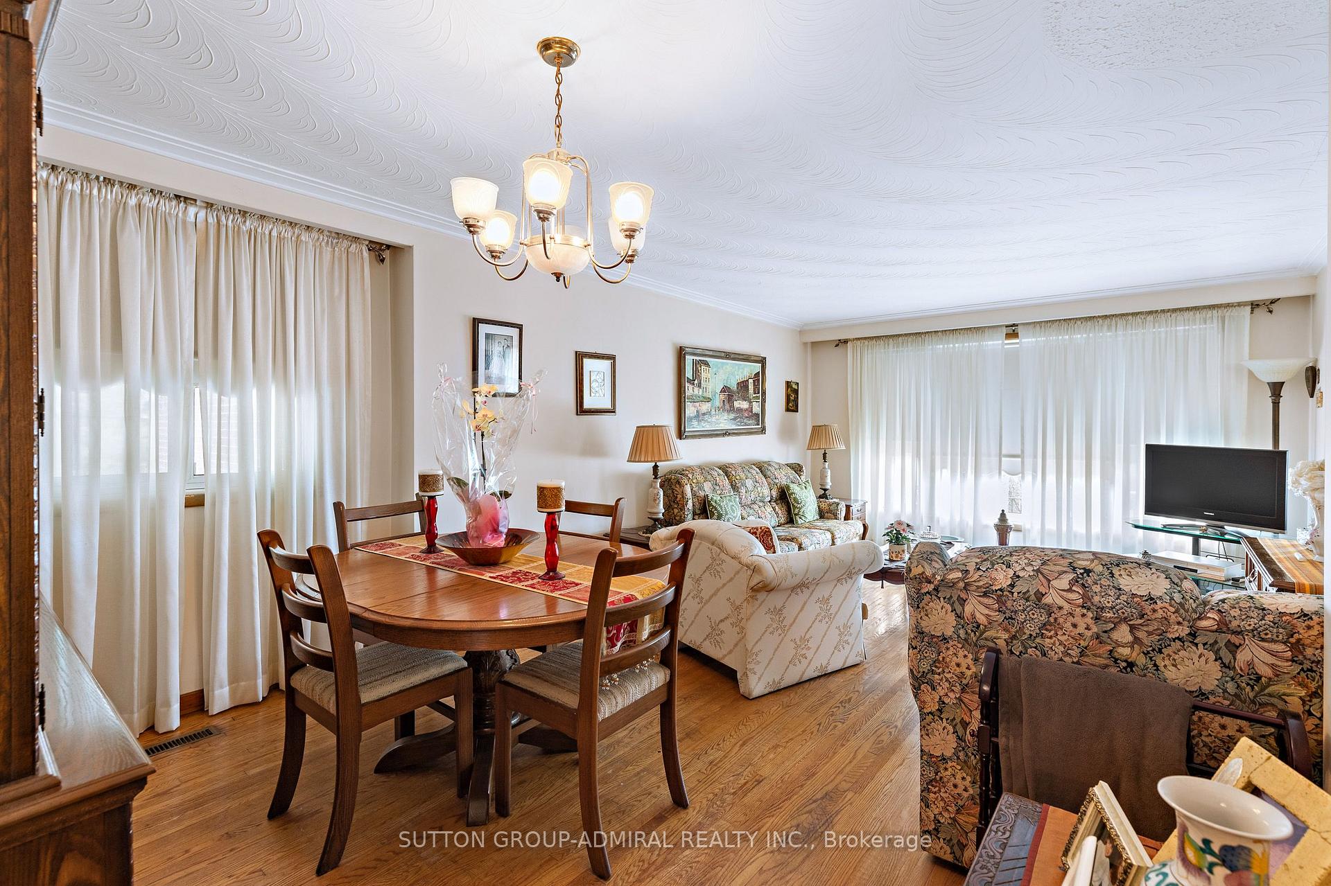 Photo 11 of 201 Derrydown Road, North York, York University Heights — HOMEH