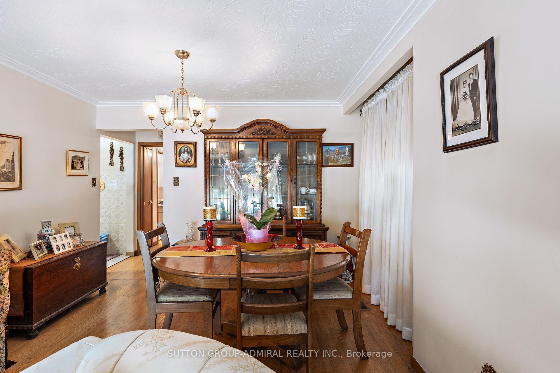 Photo 12 of 201 Derrydown Road, North York, York University Heights — HOMEH