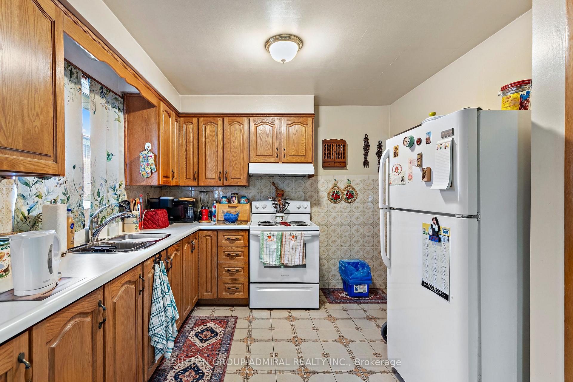 Photo 15 of 201 Derrydown Road, North York, York University Heights — HOMEH