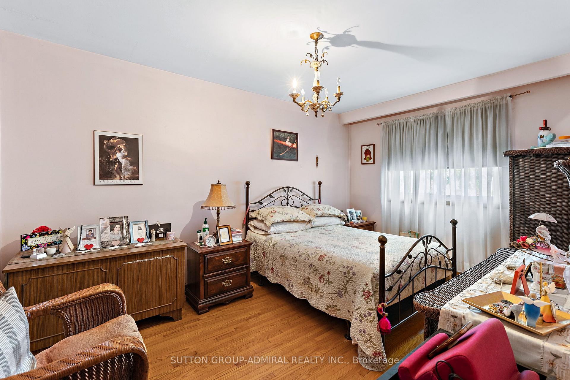 Photo 18 of 201 Derrydown Road, North York, York University Heights — HOMEH