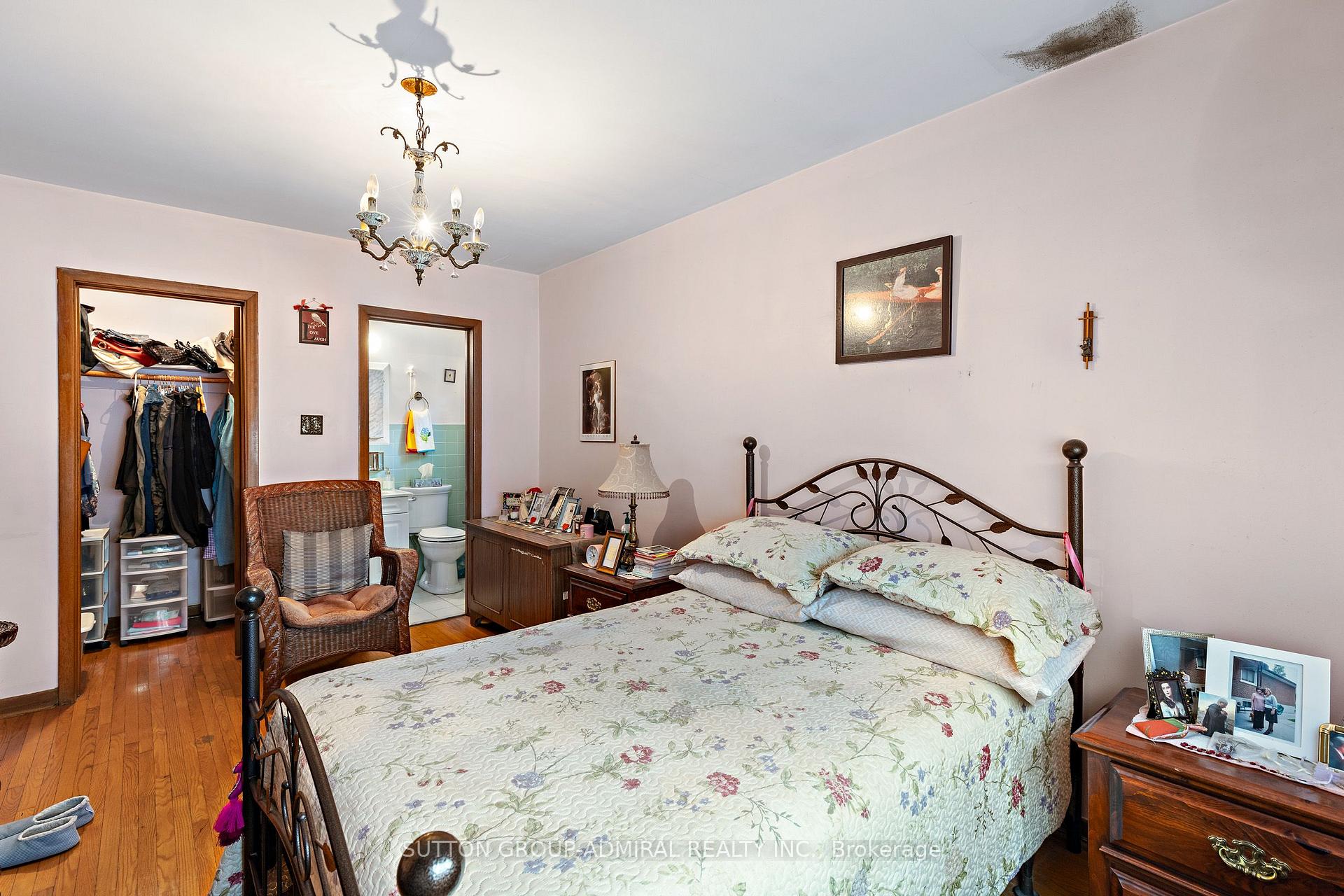 Photo 19 of 201 Derrydown Road, North York, York University Heights — HOMEH