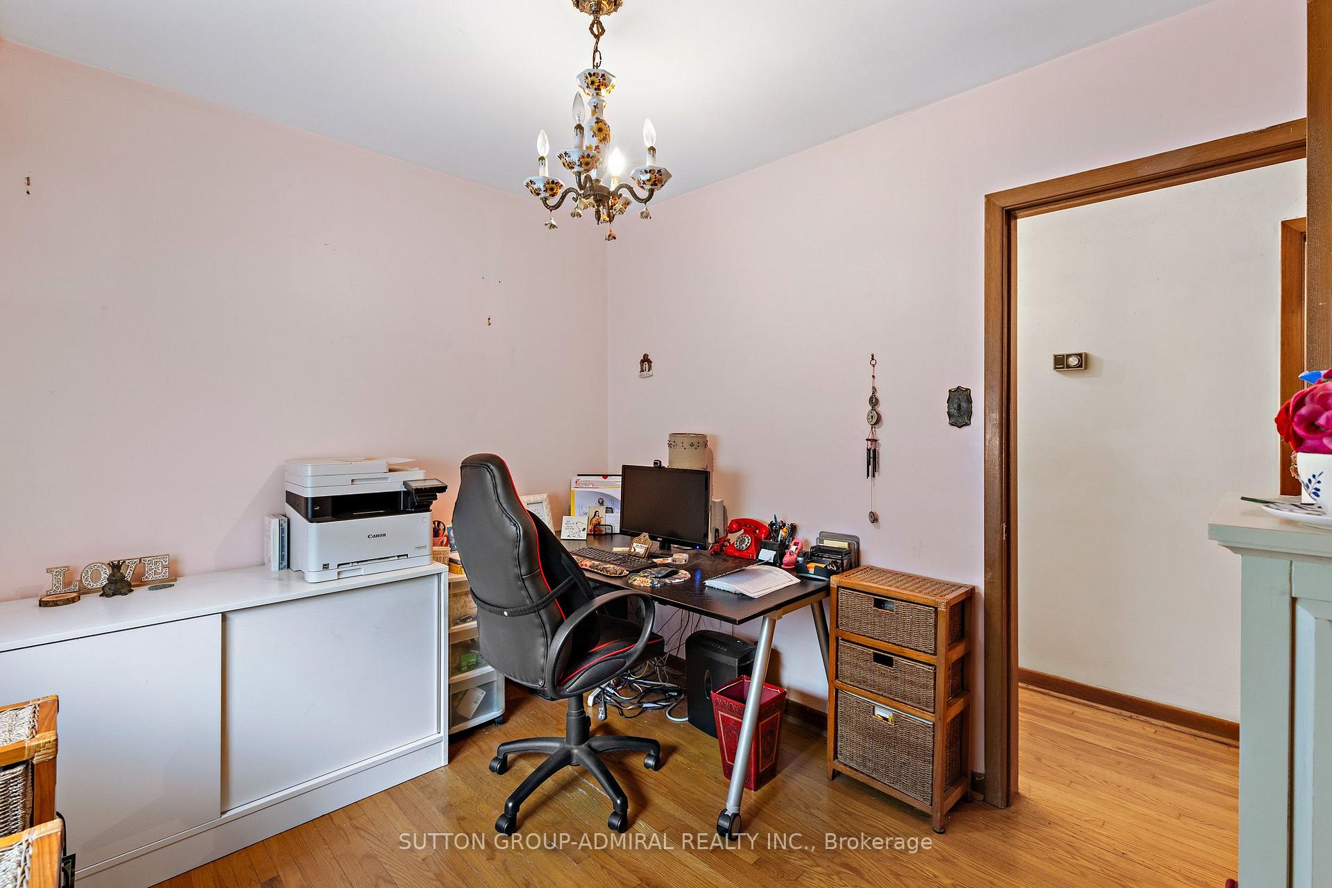 Photo 25 of 201 Derrydown Road, North York, York University Heights — HOMEH