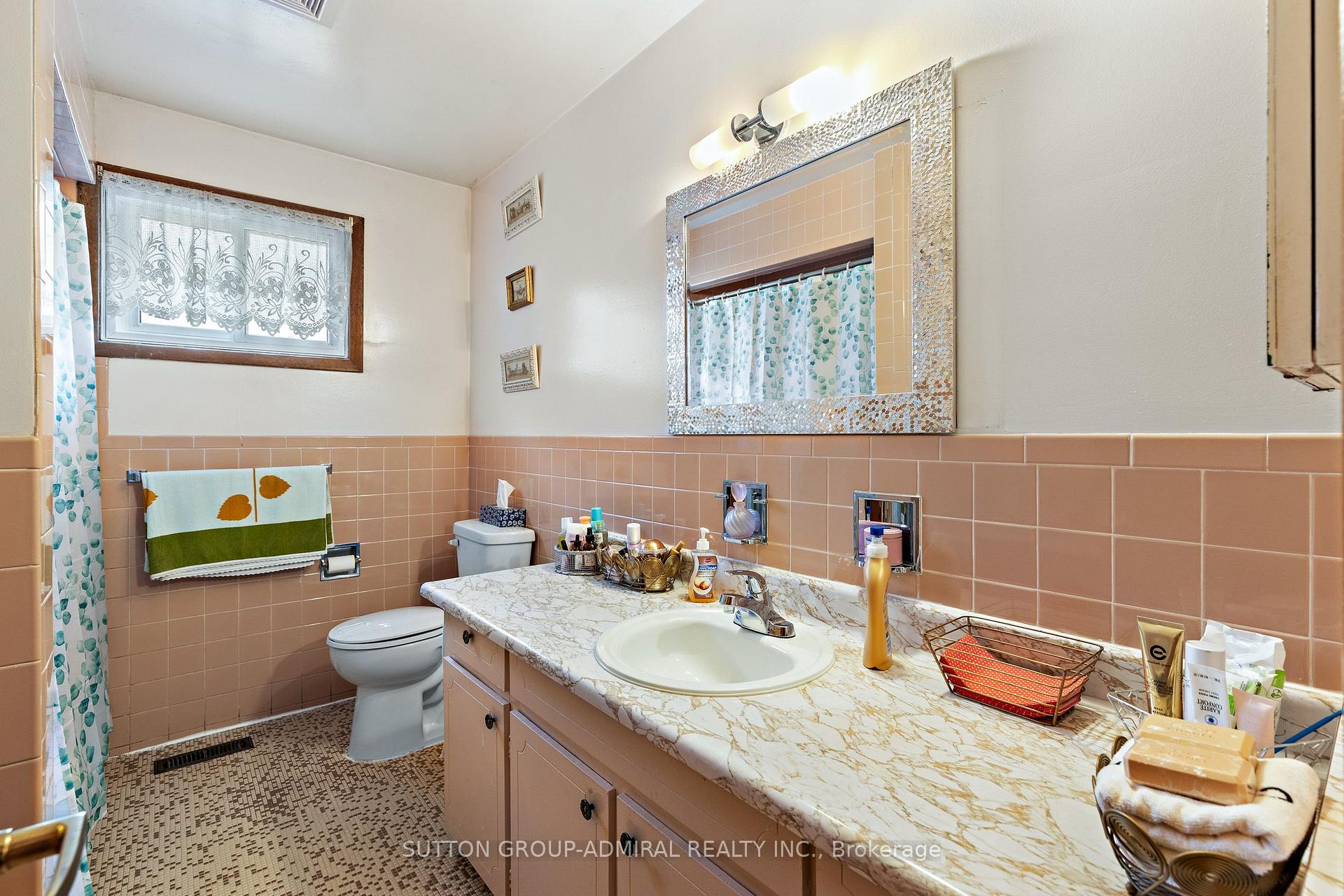 Photo 26 of 201 Derrydown Road, North York, York University Heights — HOMEH