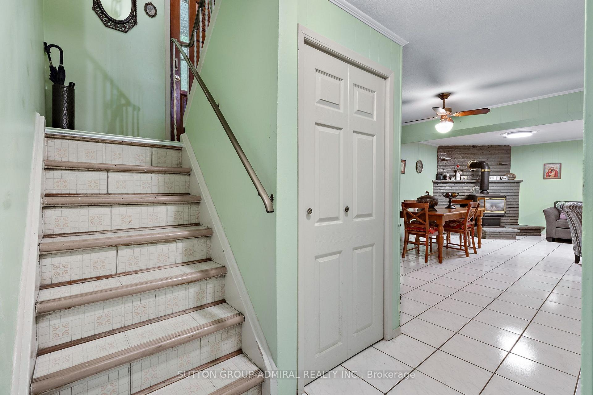 Photo 29 of 201 Derrydown Road, North York, York University Heights — HOMEH