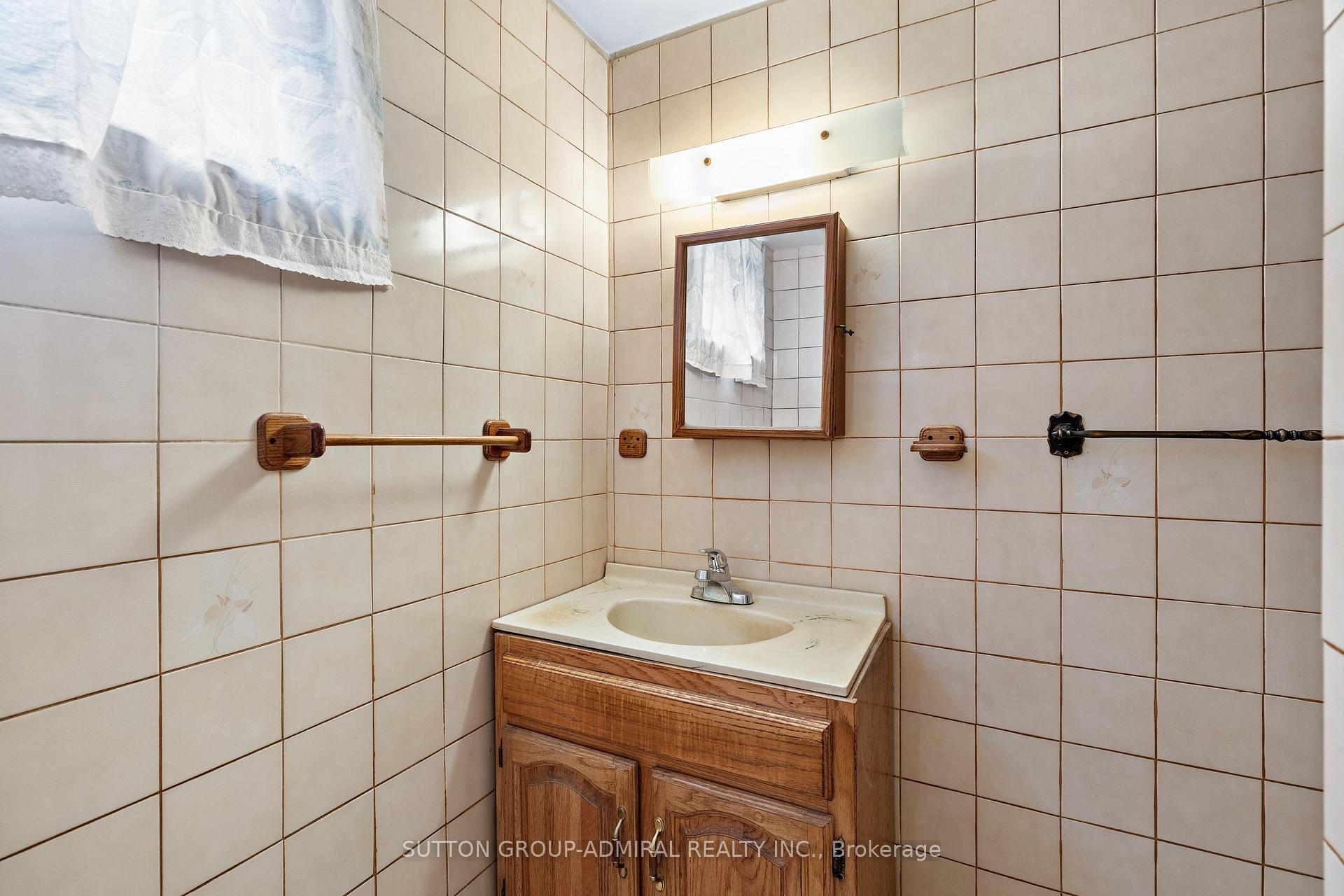 Photo 36 of 201 Derrydown Road, North York, York University Heights — HOMEH