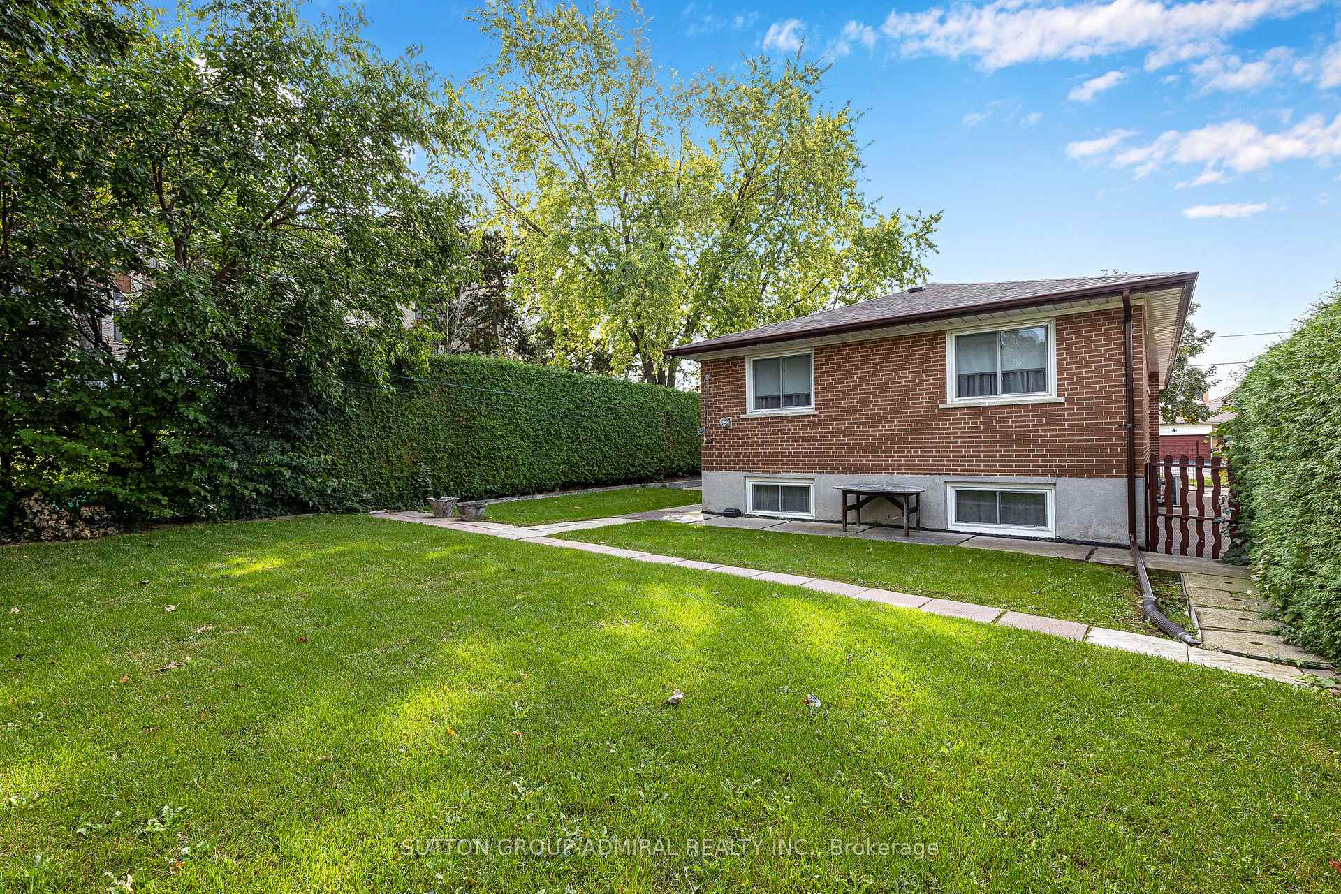 Photo 37 of 201 Derrydown Road, North York, York University Heights — HOMEH