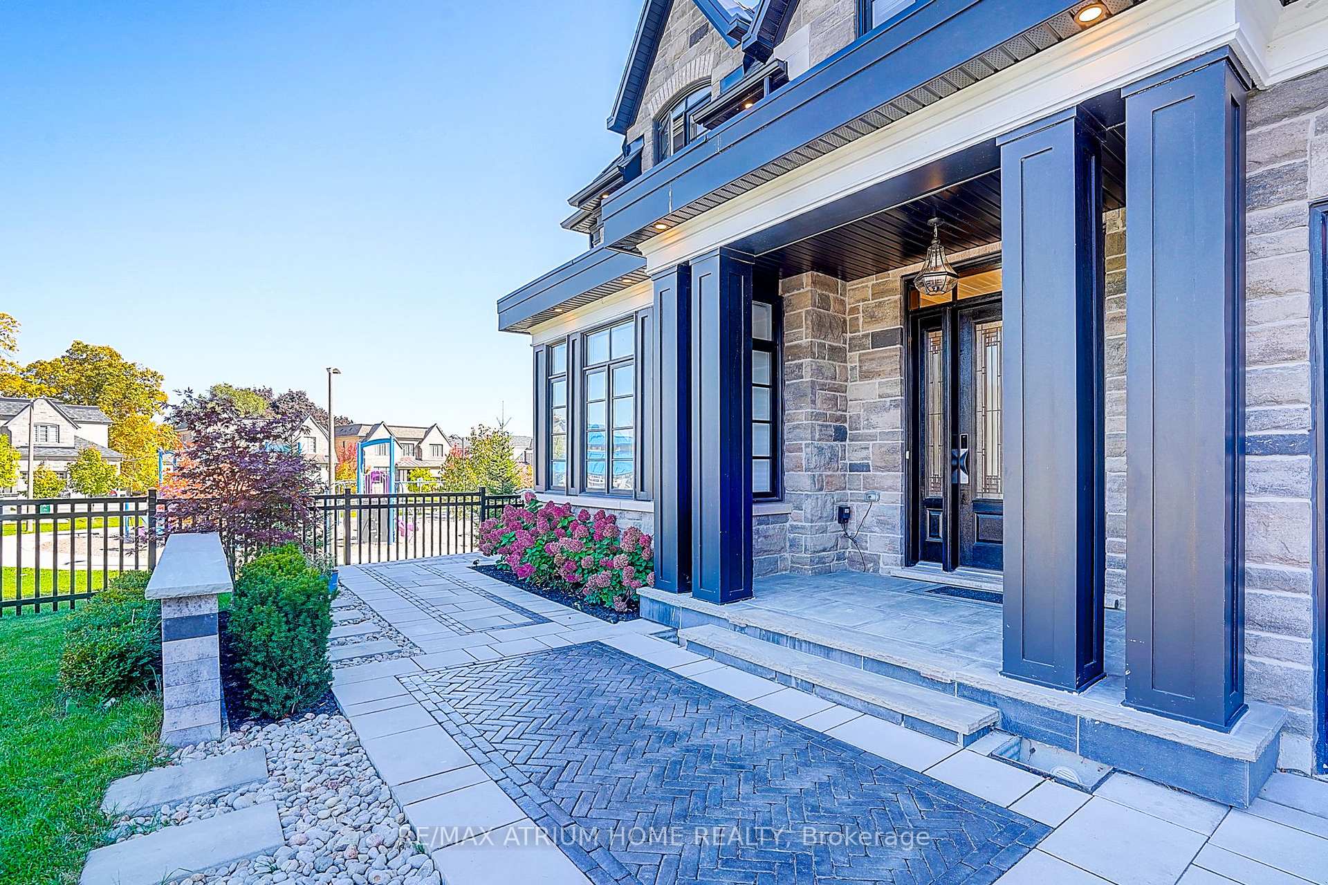 Photo 3 of 246 Nyla Court, Oakville, Bronte — HOMEH