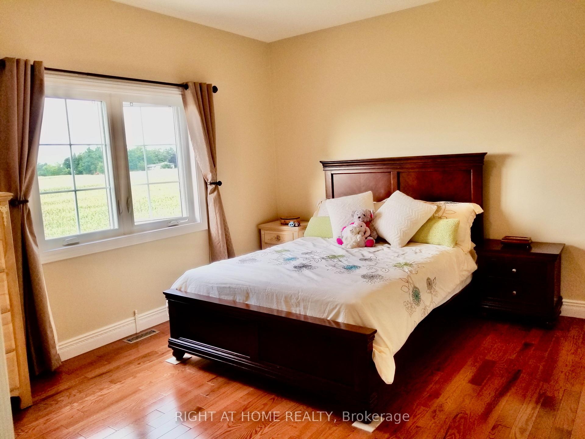 Photo 10 of 376 Sandford Road, Uxbridge, Rural Uxbridge — HOMEH