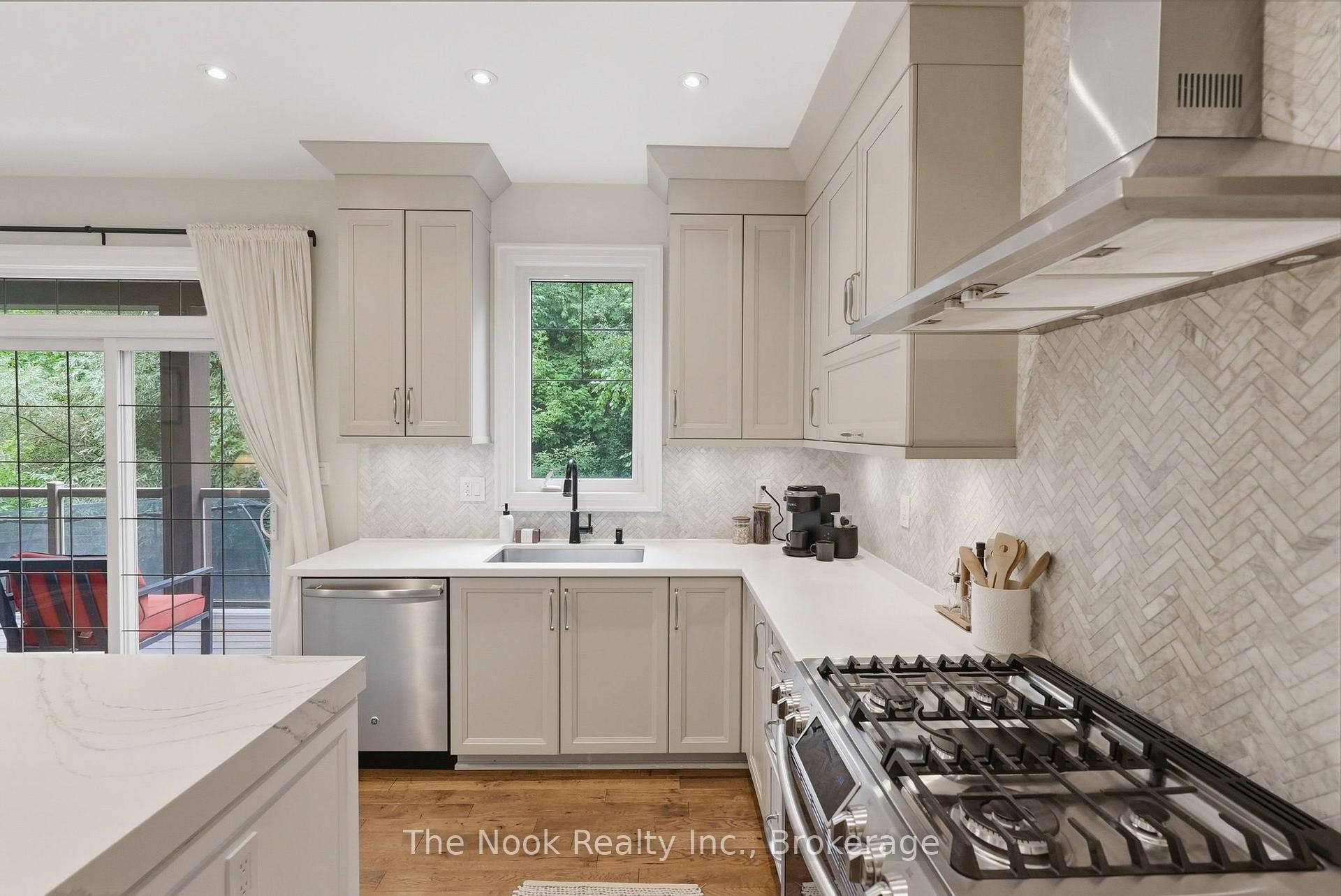 Photo 11 of 34 Mahaffy Place, Clarington, Courtice — HOMEH