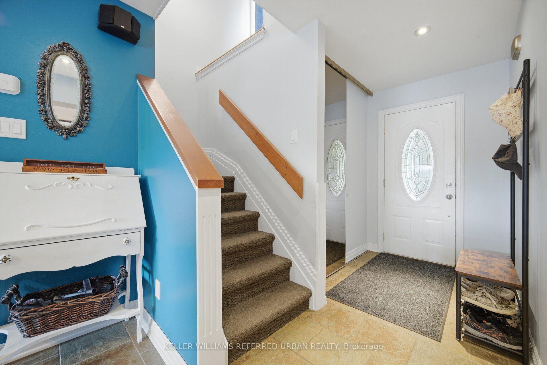 Photo 3 of 82 Eastman Crescent, Newmarket, Huron Heights-Leslie Valley — HOMEH