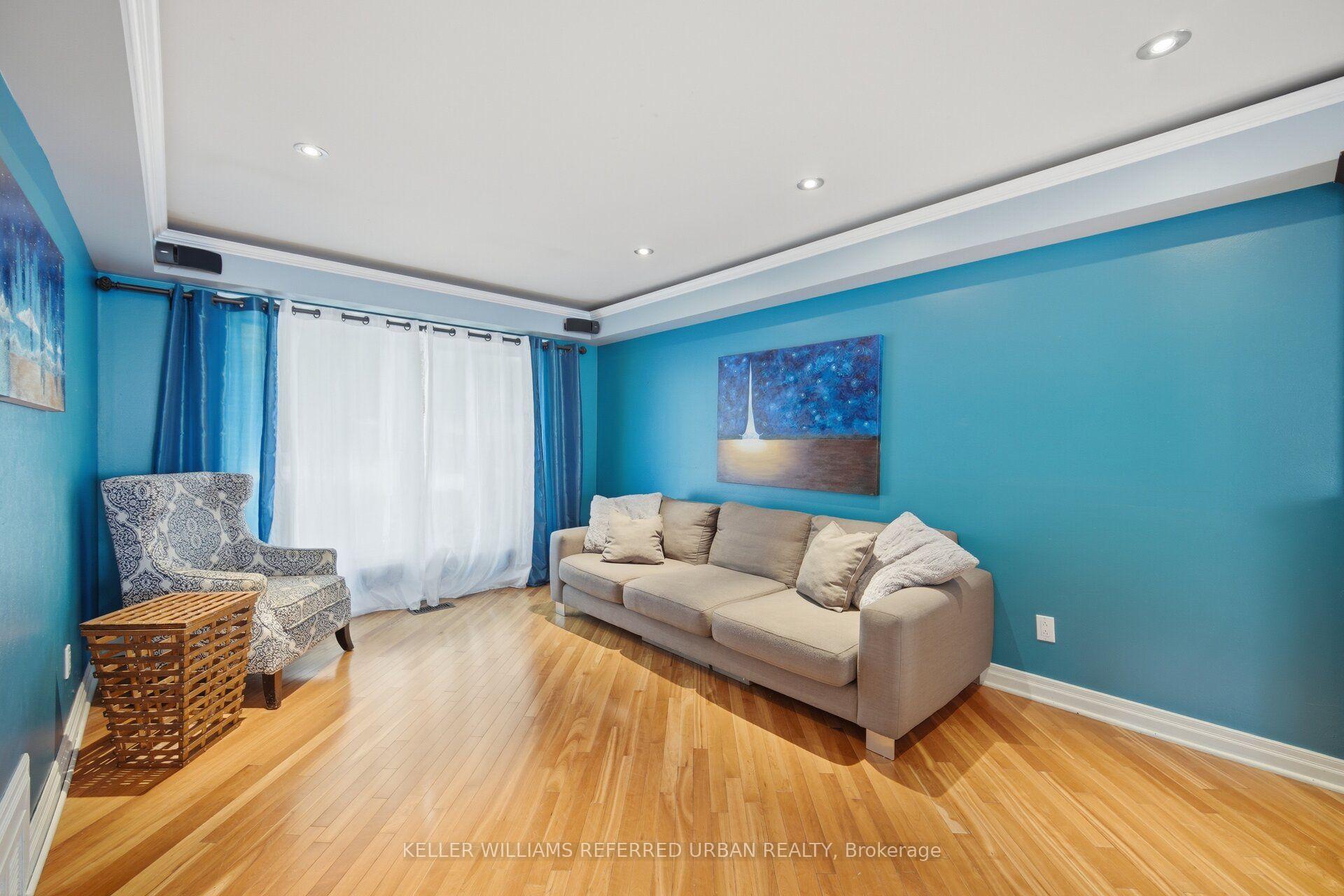 Photo 4 of 82 Eastman Crescent, Newmarket, Huron Heights-Leslie Valley — HOMEH
