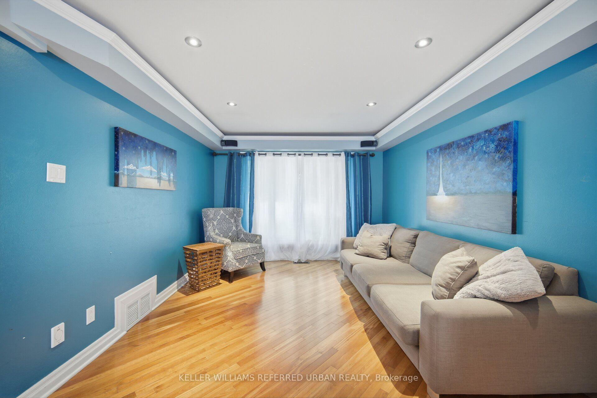 Photo 5 of 82 Eastman Crescent, Newmarket, Huron Heights-Leslie Valley — HOMEH