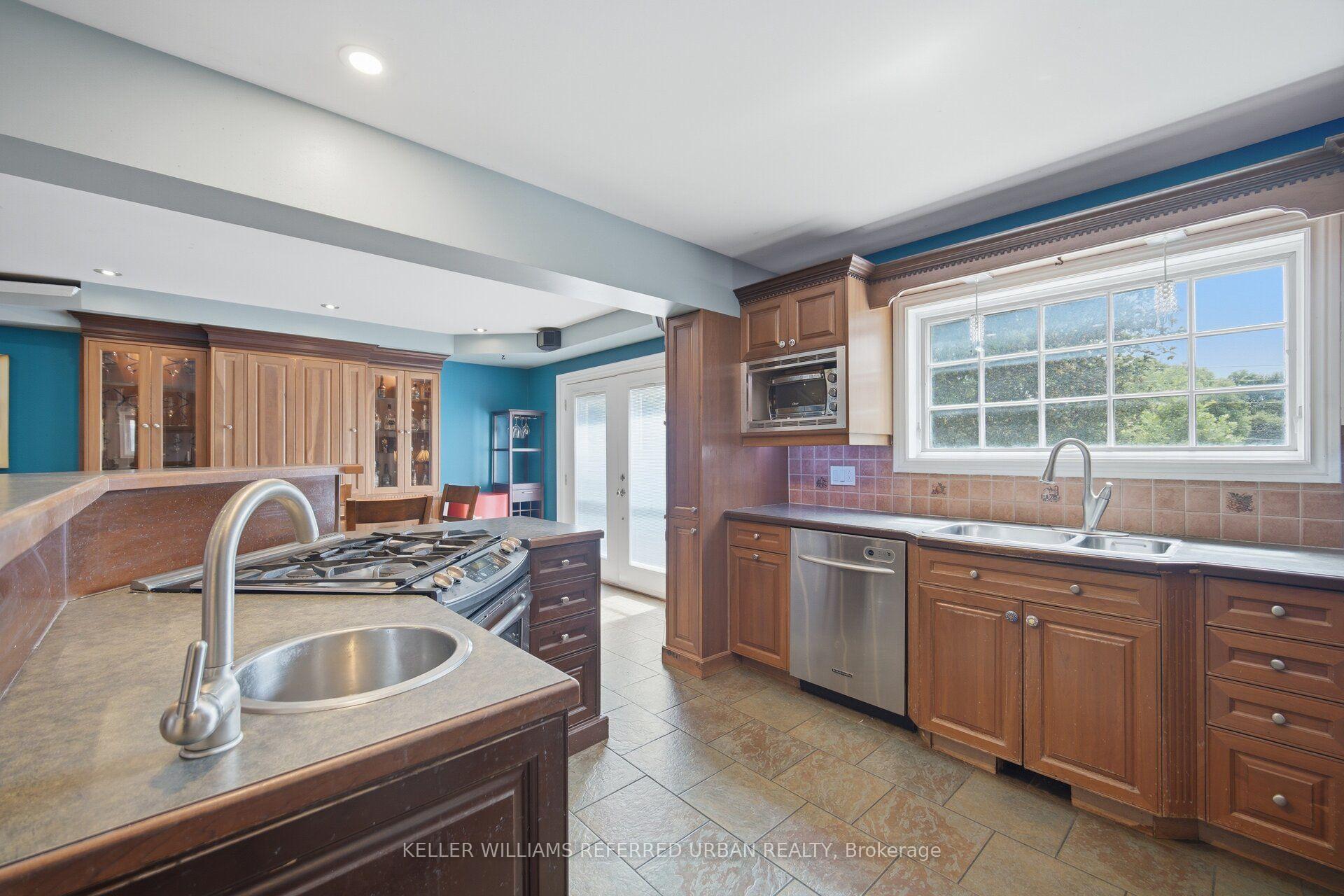 Photo 10 of 82 Eastman Crescent, Newmarket, Huron Heights-Leslie Valley — HOMEH