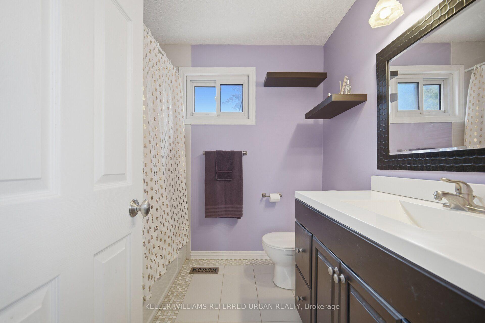 Photo 18 of 82 Eastman Crescent, Newmarket, Huron Heights-Leslie Valley — HOMEH