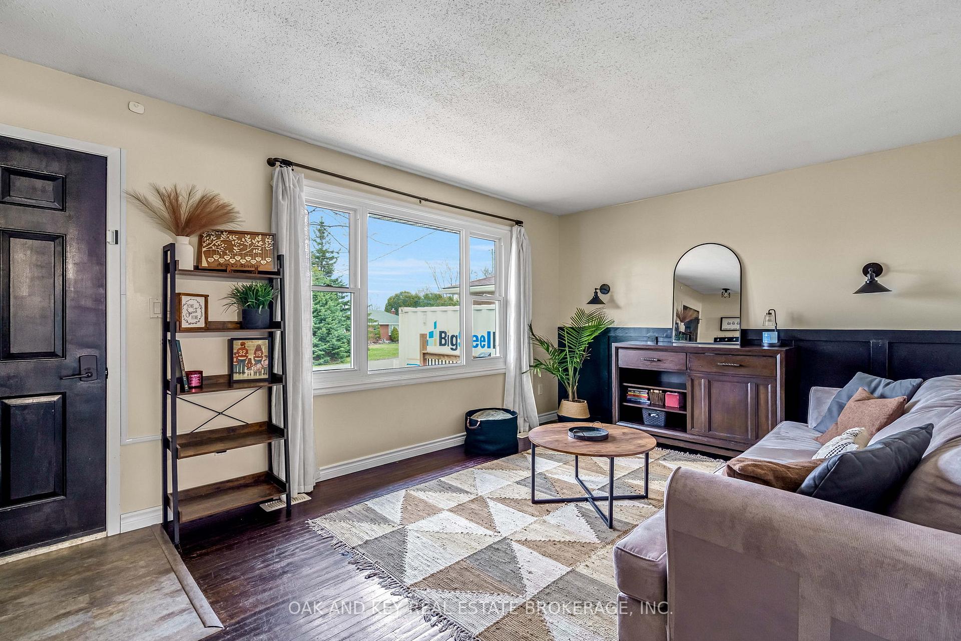 Photo 3 of 26 Sinclair Avenue, St. Thomas — HOMEH