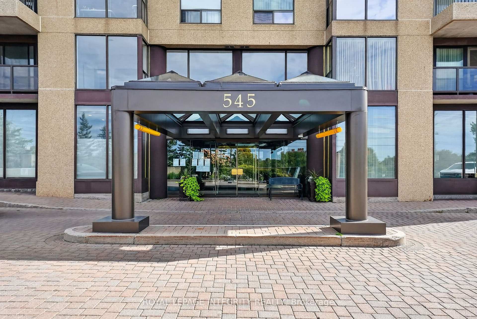 Photo 2 of Unit 302, 545 St. Laurent Boulevard, Ottawa, Viscount Alexander Park — HOMEH