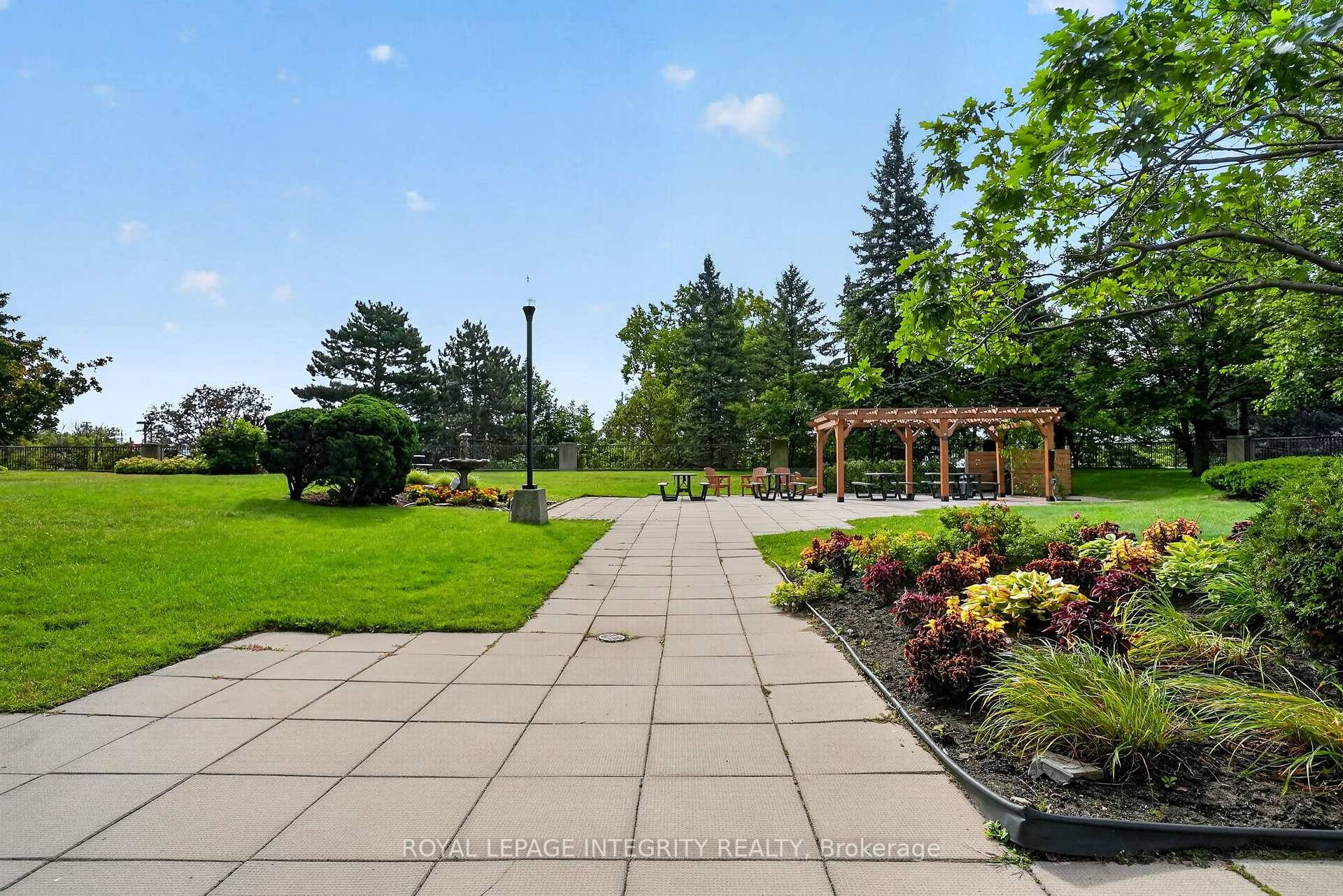 Photo 42 of Unit 302, 545 St. Laurent Boulevard, Ottawa, Viscount Alexander Park — HOMEH