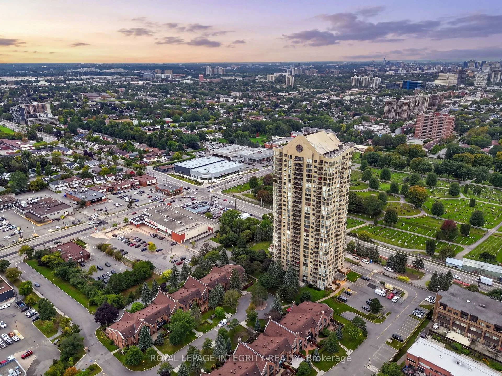 Photo 3 of Unit 302, 545 St. Laurent Boulevard, Ottawa, Viscount Alexander Park — HOMEH
