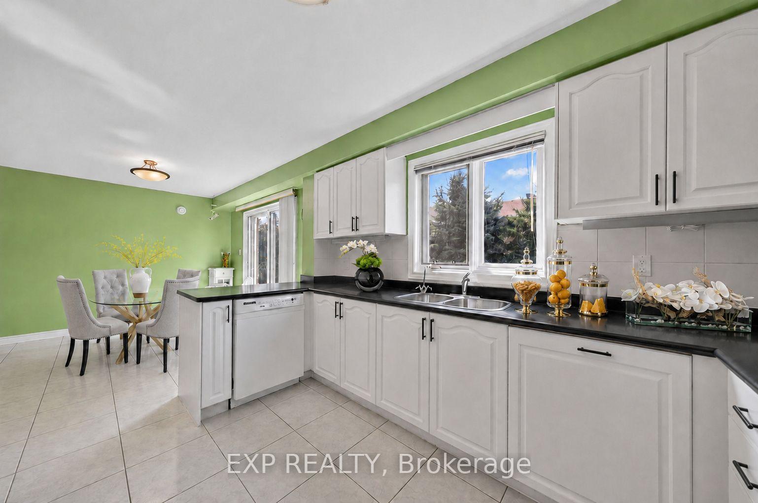 Photo 29 of 19 Springbrook Drive, Richmond Hill, Langstaff — HOMEH