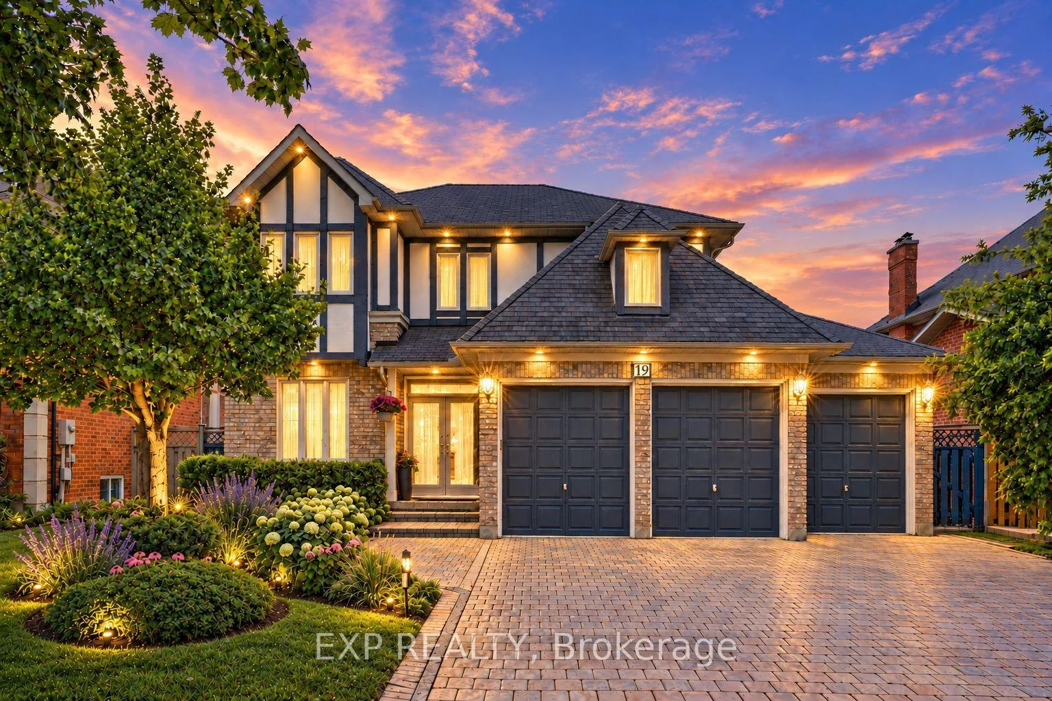 Photo 5 of 19 Springbrook Drive, Richmond Hill, Langstaff — HOMEH