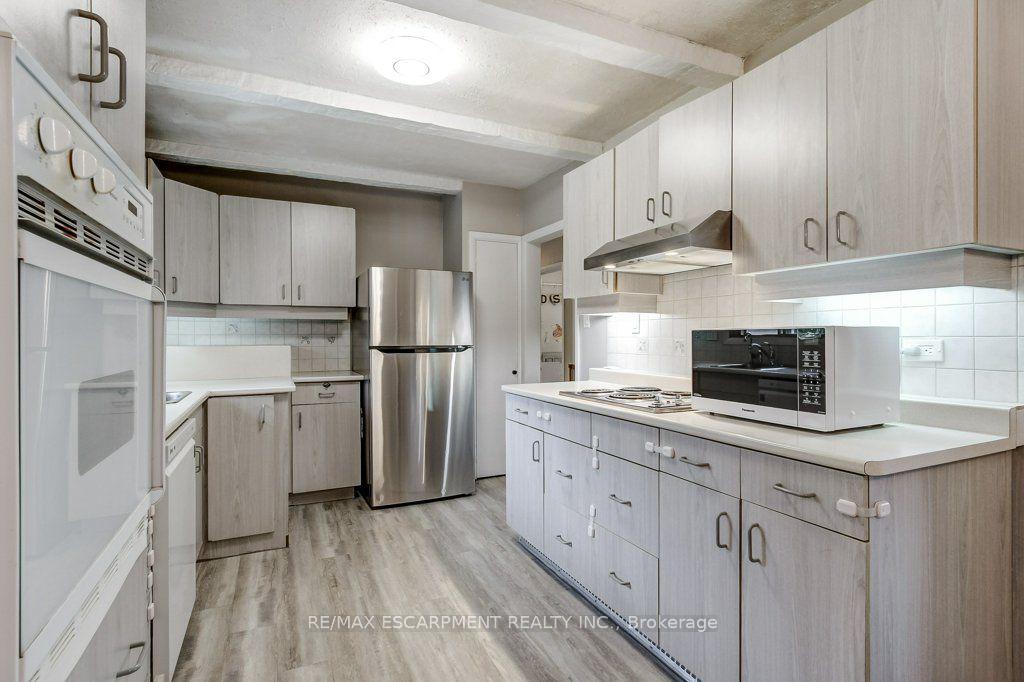 Photo 8 of 56 Barton Street, Hamilton, Waterdown — HOMEH