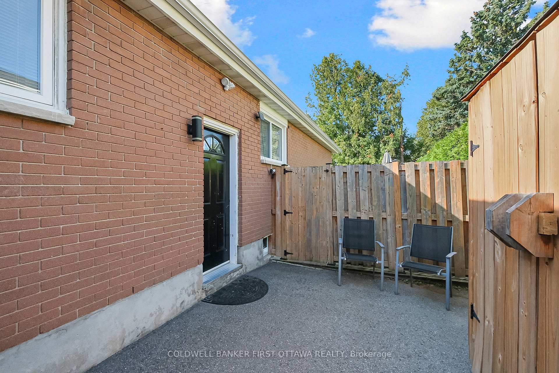 Photo 4 of 702 Crystal Street, Ottawa, Carson Meadows — HOMEH