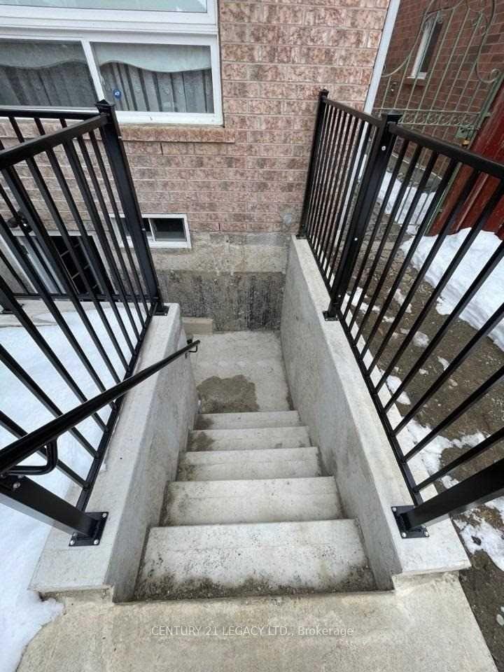 Photo 3 of 82 Ferncroft Place E, Brampton, Fletcher's Meadow — HOMEH