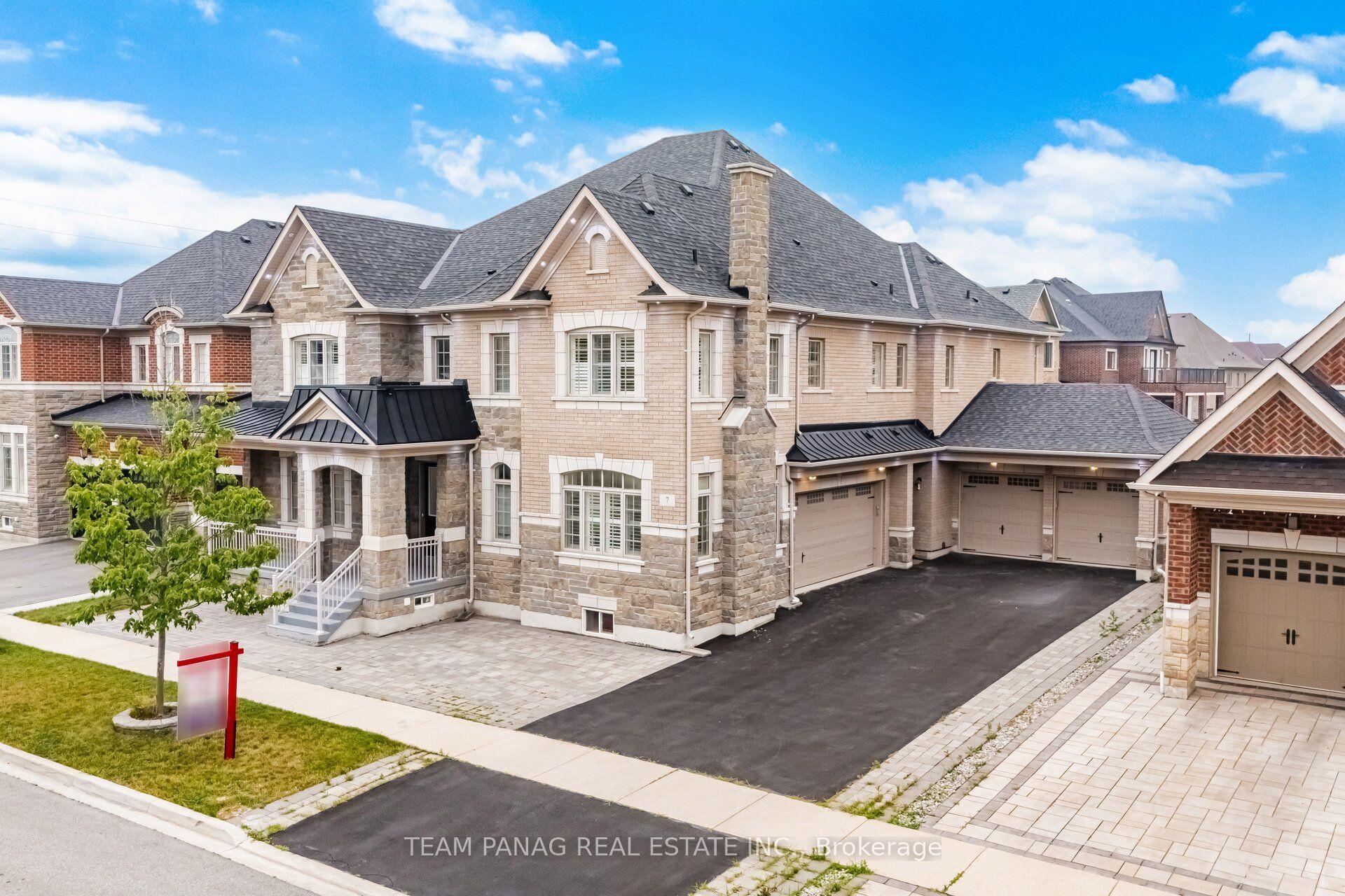 Photo 3 of 7 Balloon Crescent, Brampton, Toronto Gore Rural Estate — HOMEH