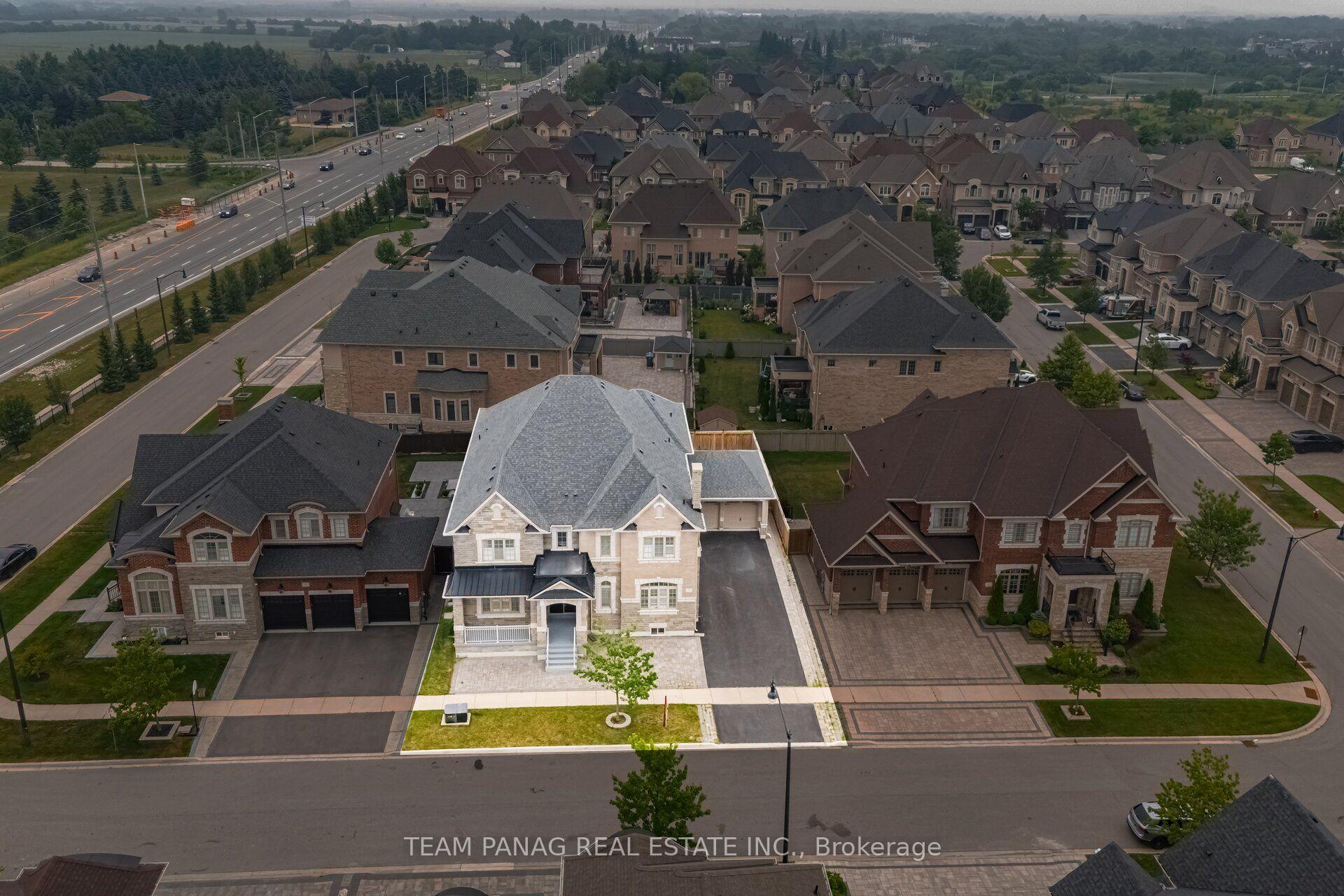 Photo 5 of 7 Balloon Crescent, Brampton, Toronto Gore Rural Estate — HOMEH