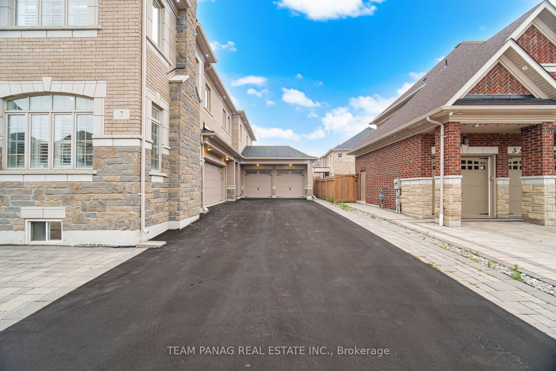 Photo 8 of 7 Balloon Crescent, Brampton, Toronto Gore Rural Estate — HOMEH