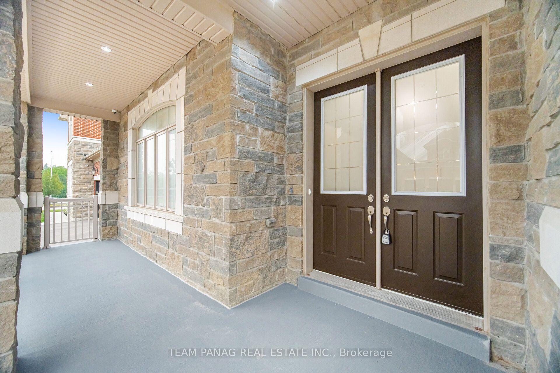 Photo 10 of 7 Balloon Crescent, Brampton, Toronto Gore Rural Estate — HOMEH