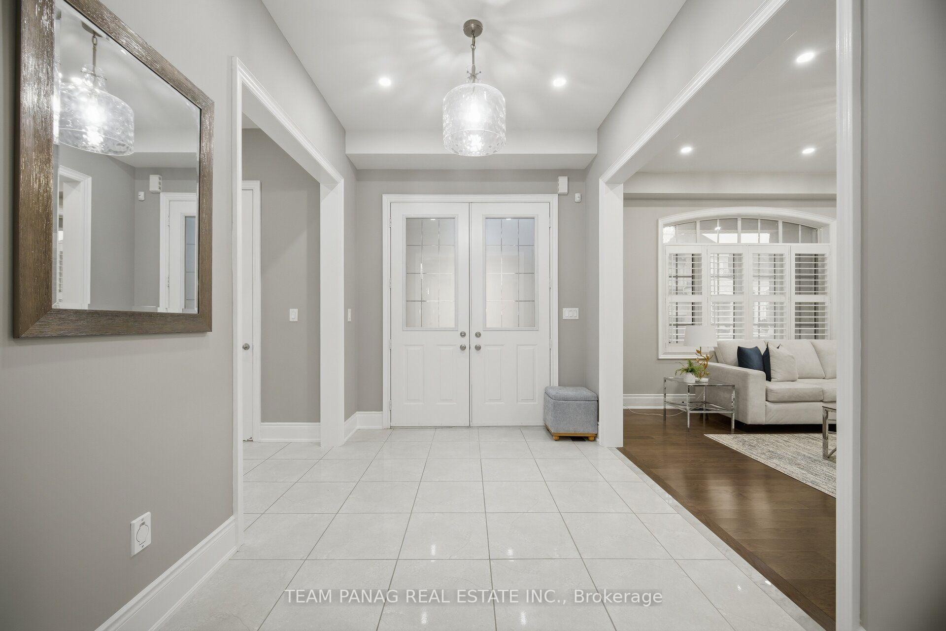 Photo 11 of 7 Balloon Crescent, Brampton, Toronto Gore Rural Estate — HOMEH