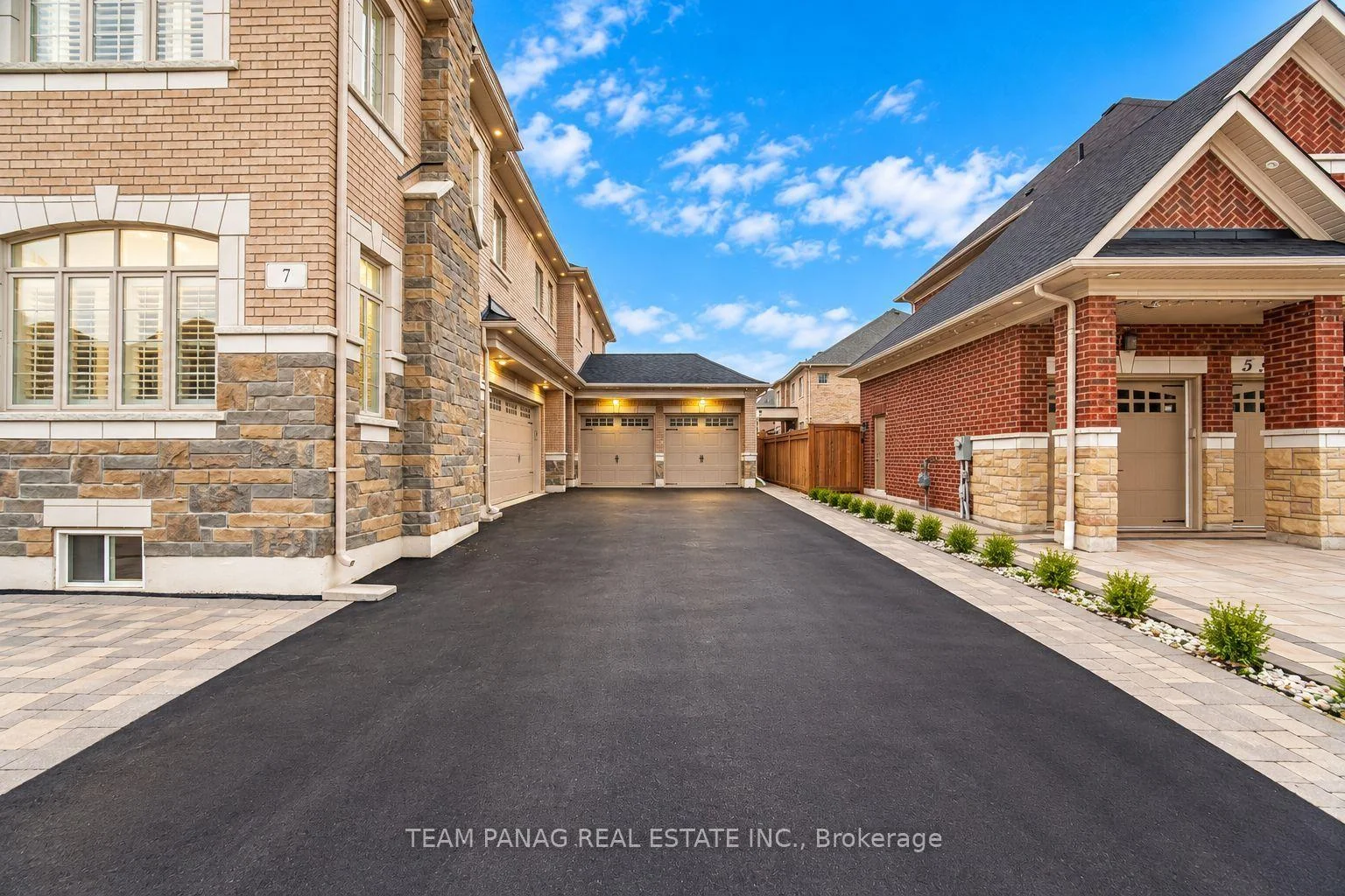 Photo 9 of 7 Balloon Crescent, Brampton, Toronto Gore Rural Estate — HOMEH