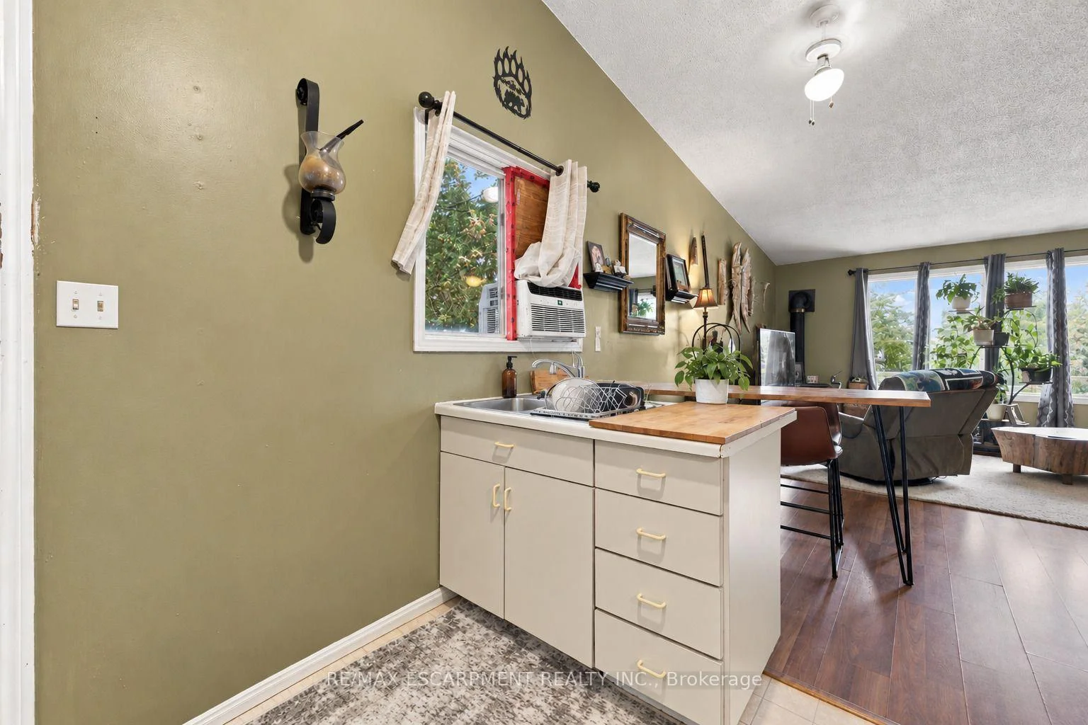 Photo 5 of 26 Renfrew Street E, Haldimand — HOMEH