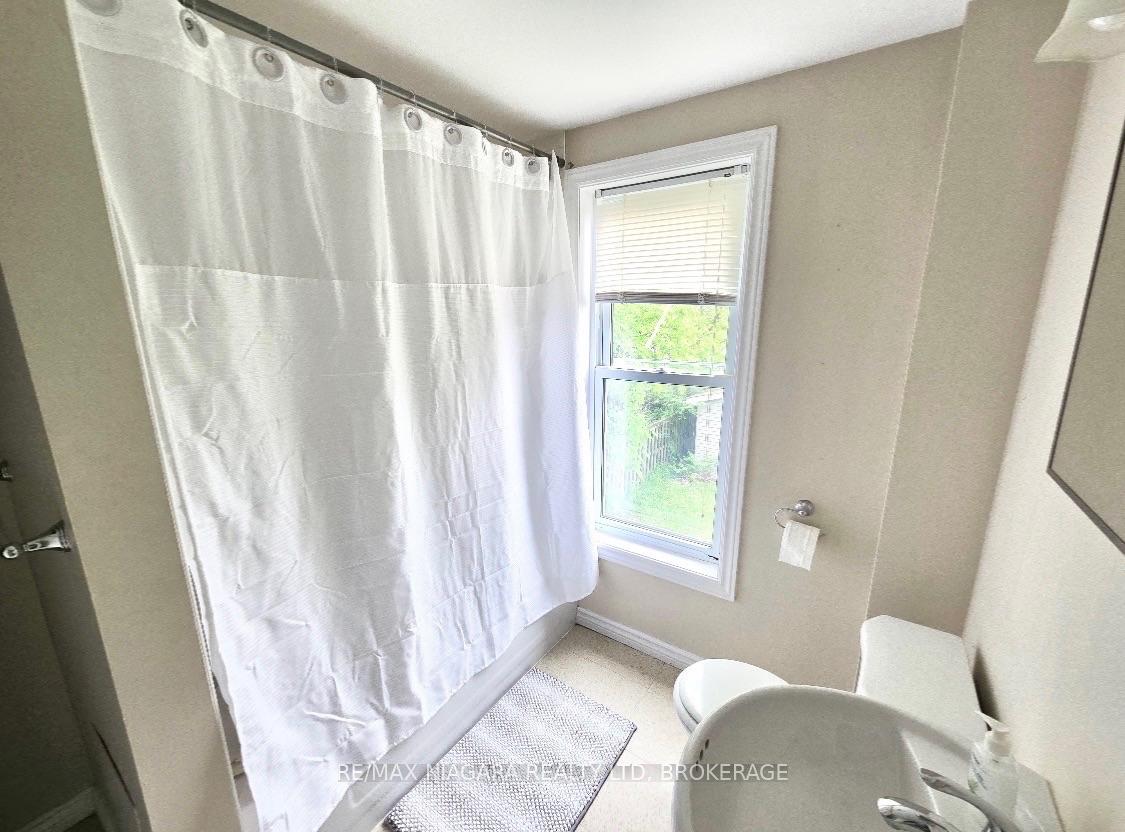Photo 4 of Unit UPPER, 215 Mcalpine Avenue S, Welland, Lincoln/Crowland — HOMEH