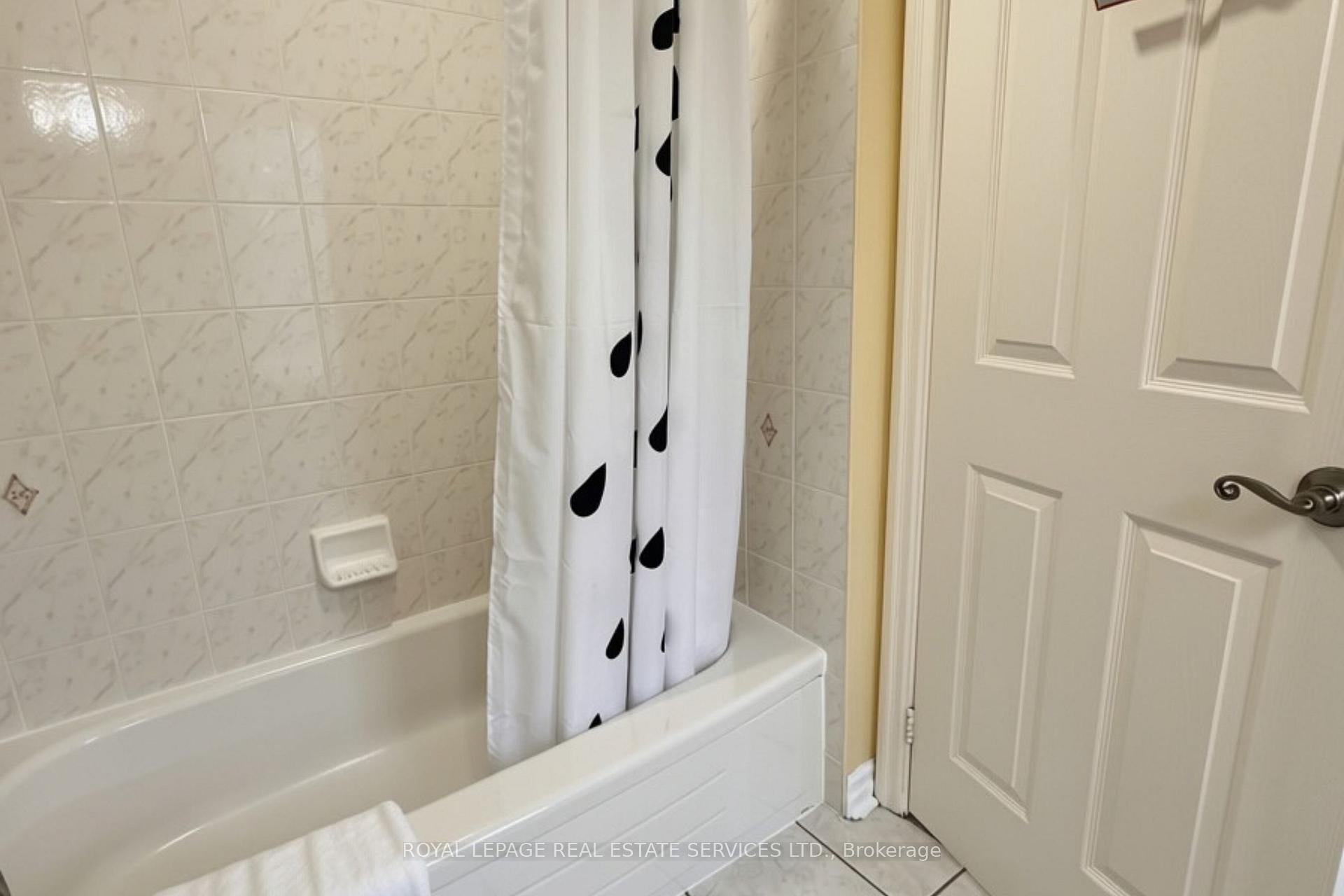 Photo 17 of 2225 Canonridge Circle, Oakville, Westmount — HOMEH