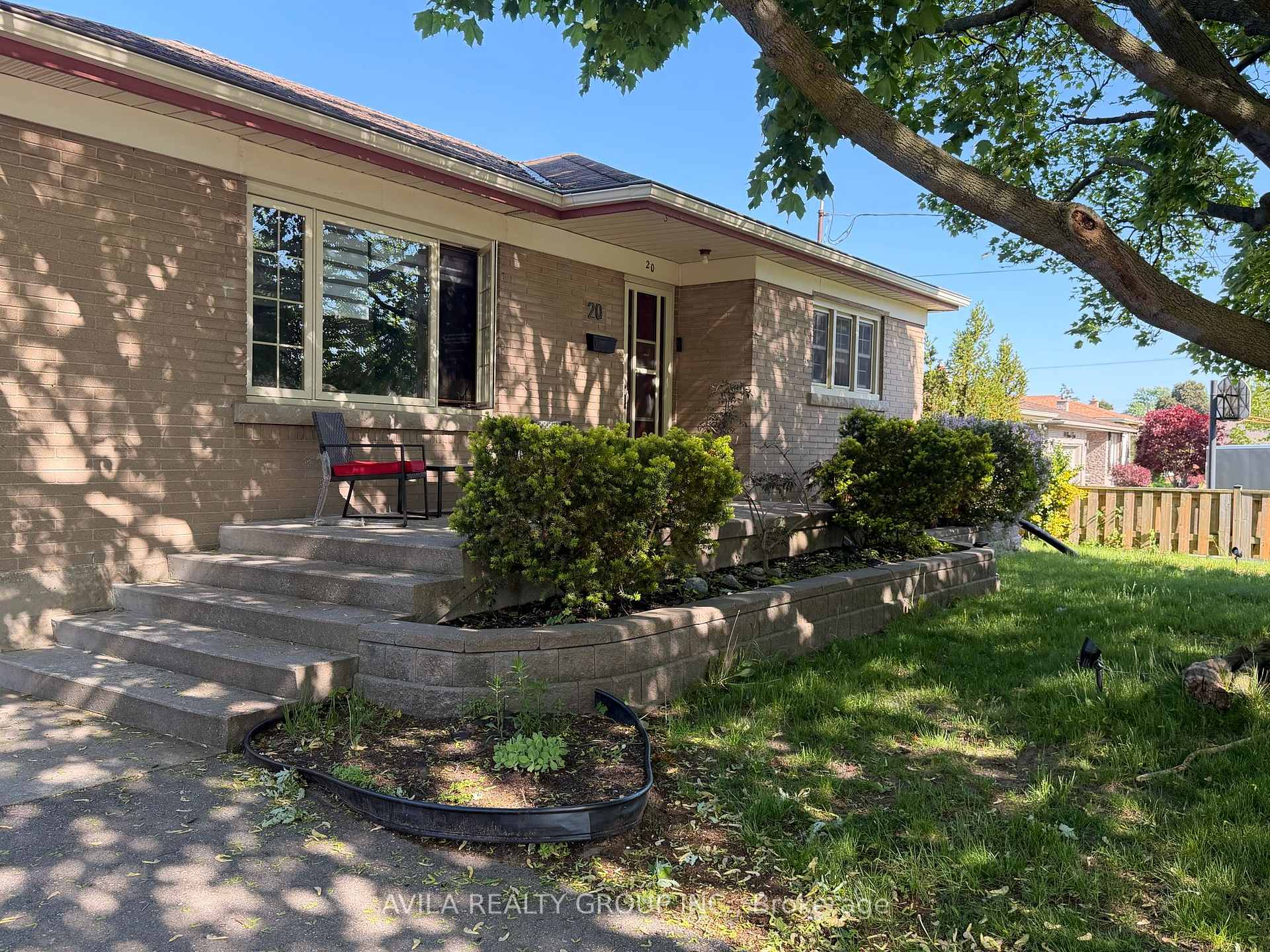 Photo 2 of 20 Horner Street, Brantford, Henderson-Sky Acres — HOMEH