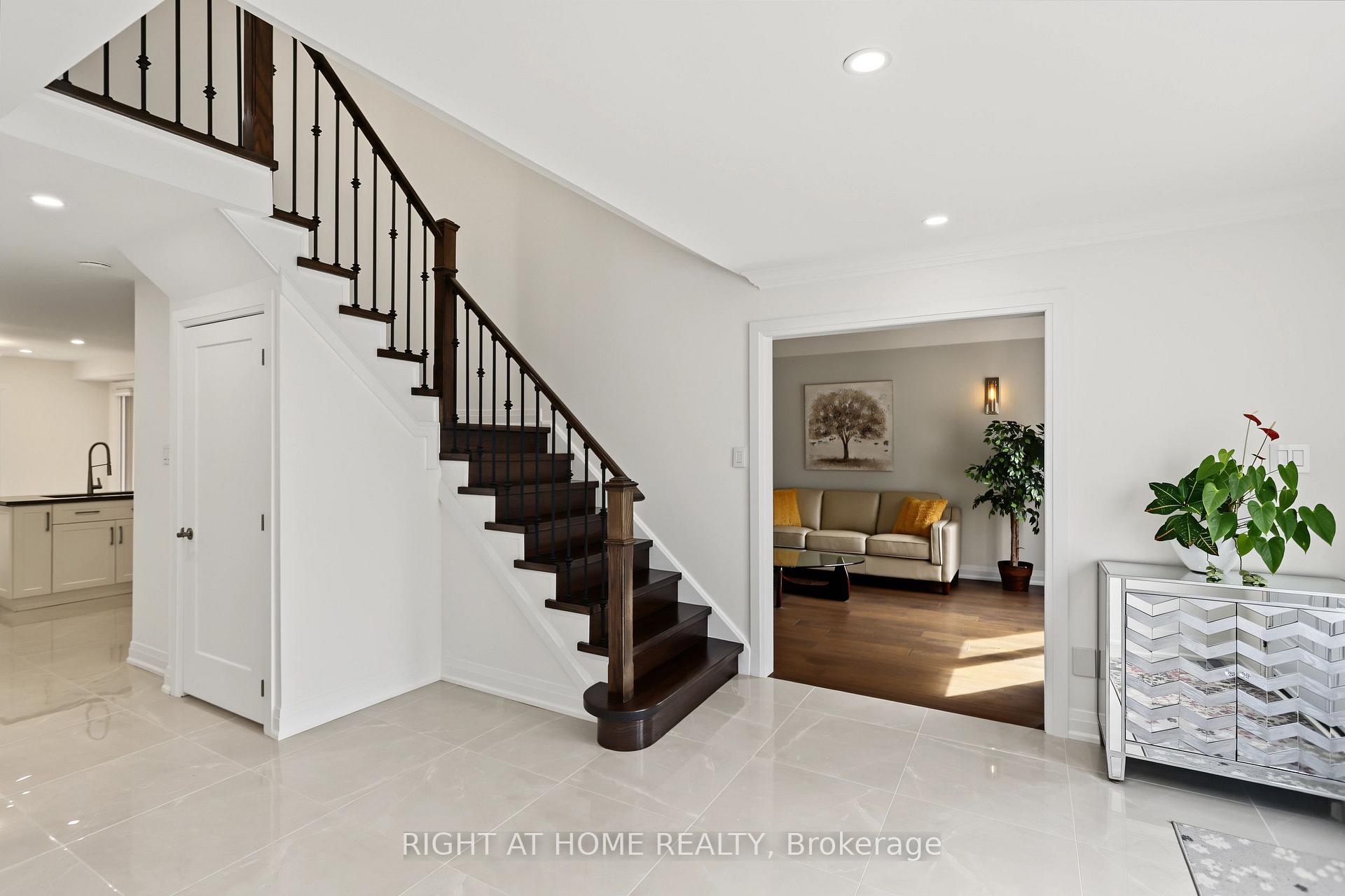 Photo 6 of 11 Harrowsmith Place, Richmond Hill, Oak Ridges — HOMEH