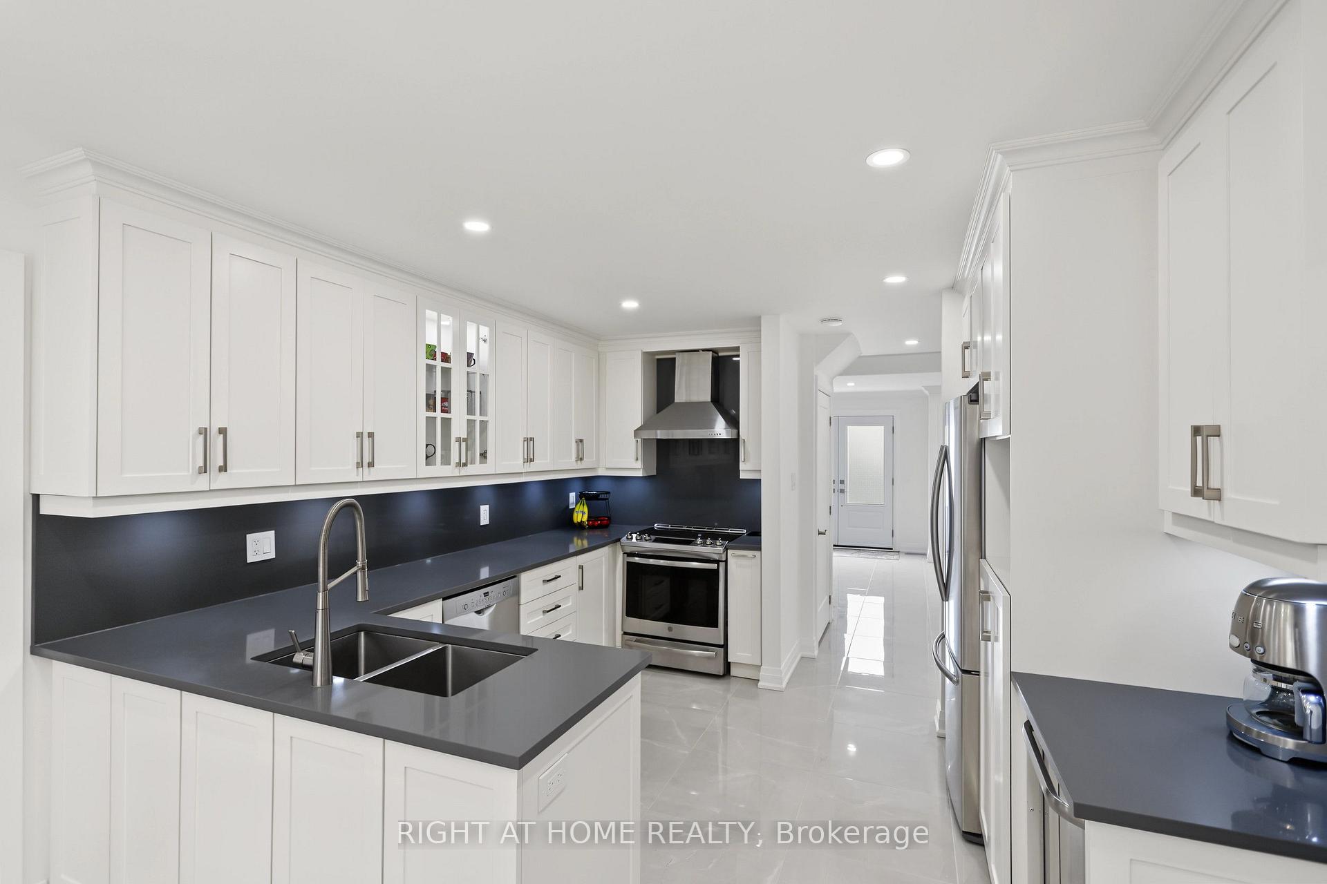Photo 17 of 11 Harrowsmith Place, Richmond Hill, Oak Ridges — HOMEH