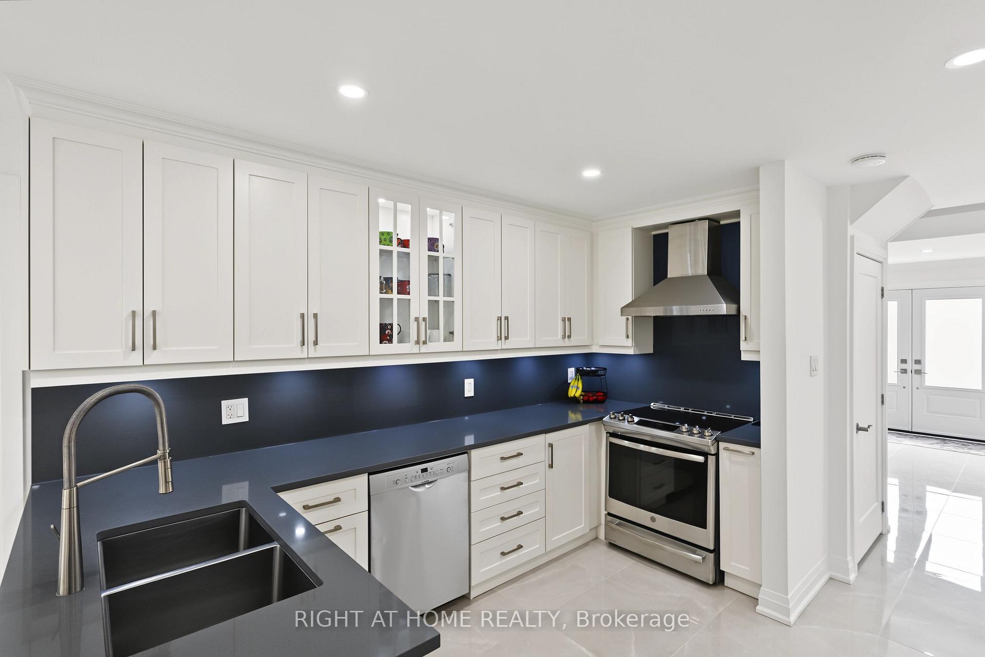 Photo 18 of 11 Harrowsmith Place, Richmond Hill, Oak Ridges — HOMEH