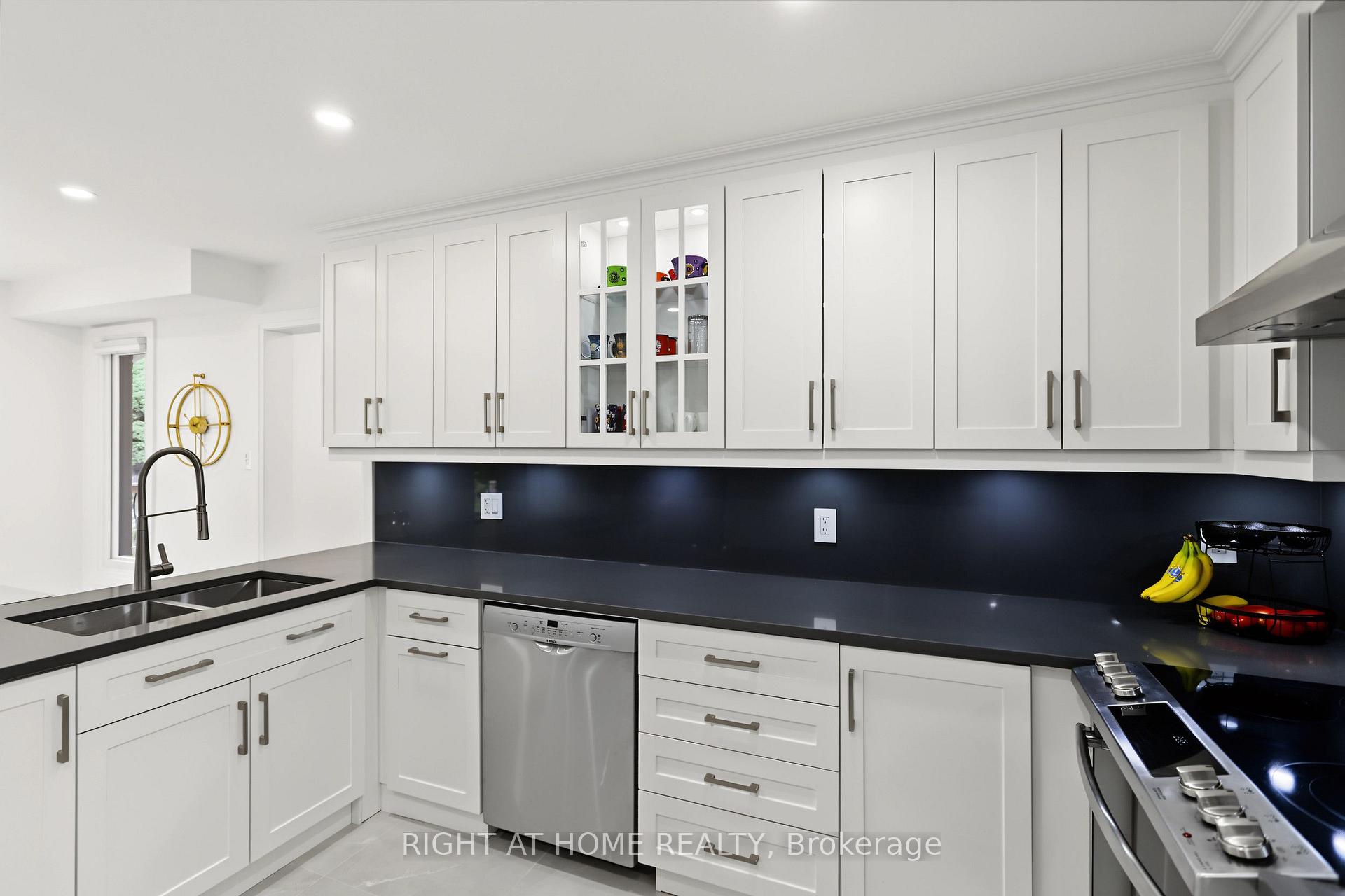 Photo 19 of 11 Harrowsmith Place, Richmond Hill, Oak Ridges — HOMEH