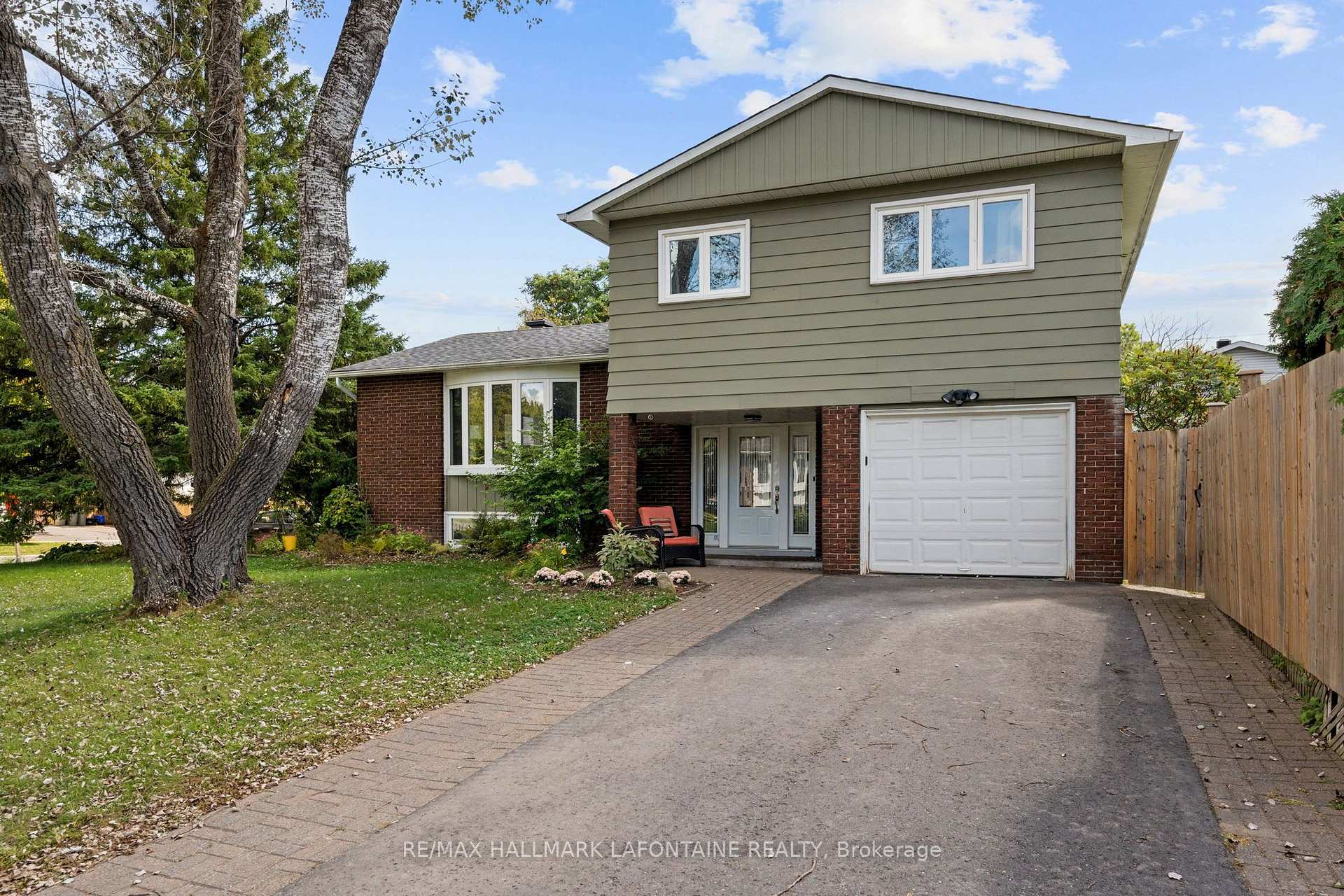 Photo 2 of 37 Red Maple Crescent, Ottawa, Blackburn Hamlet — HOMEH