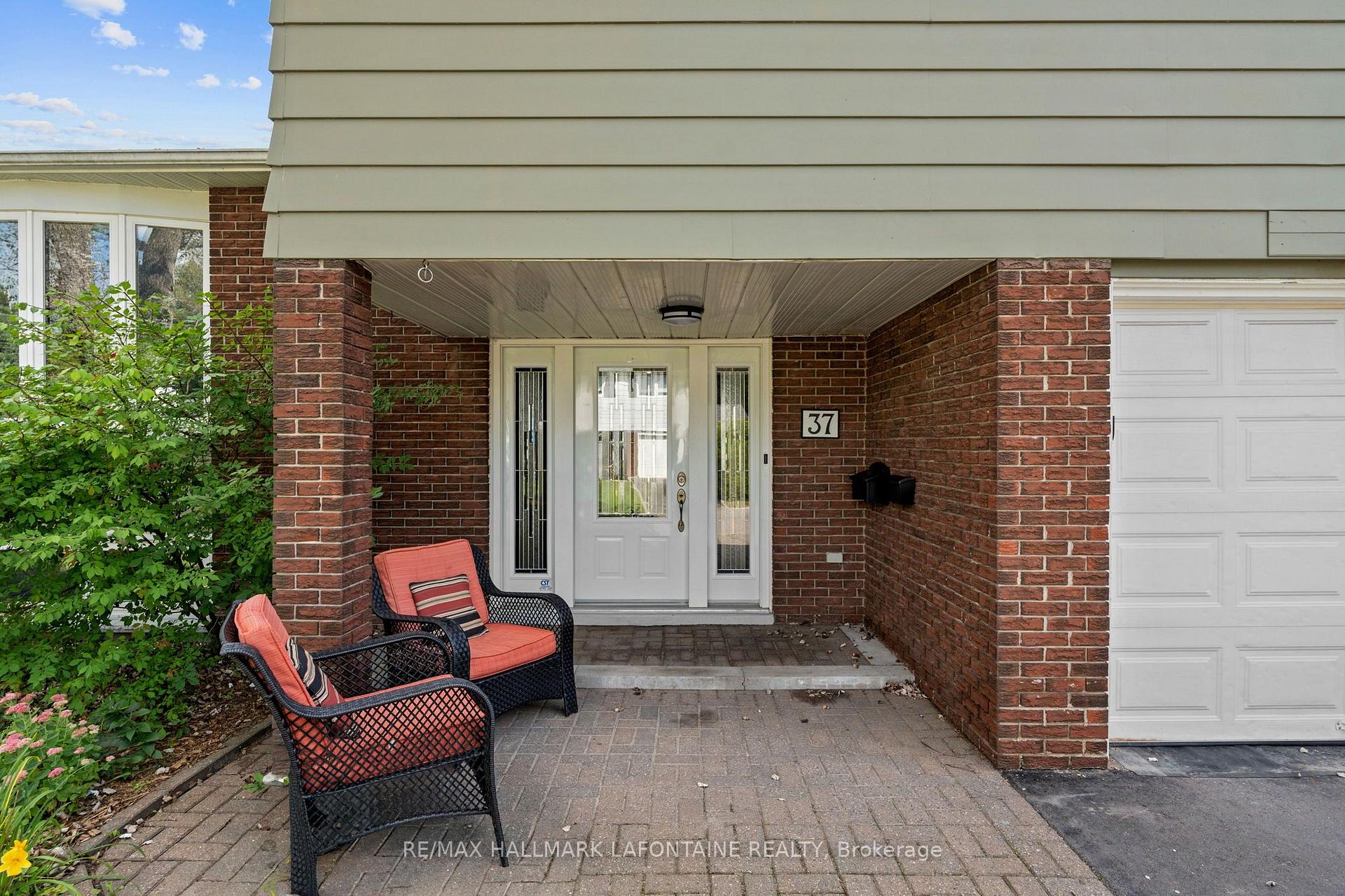 Photo 3 of 37 Red Maple Crescent, Ottawa, Blackburn Hamlet — HOMEH