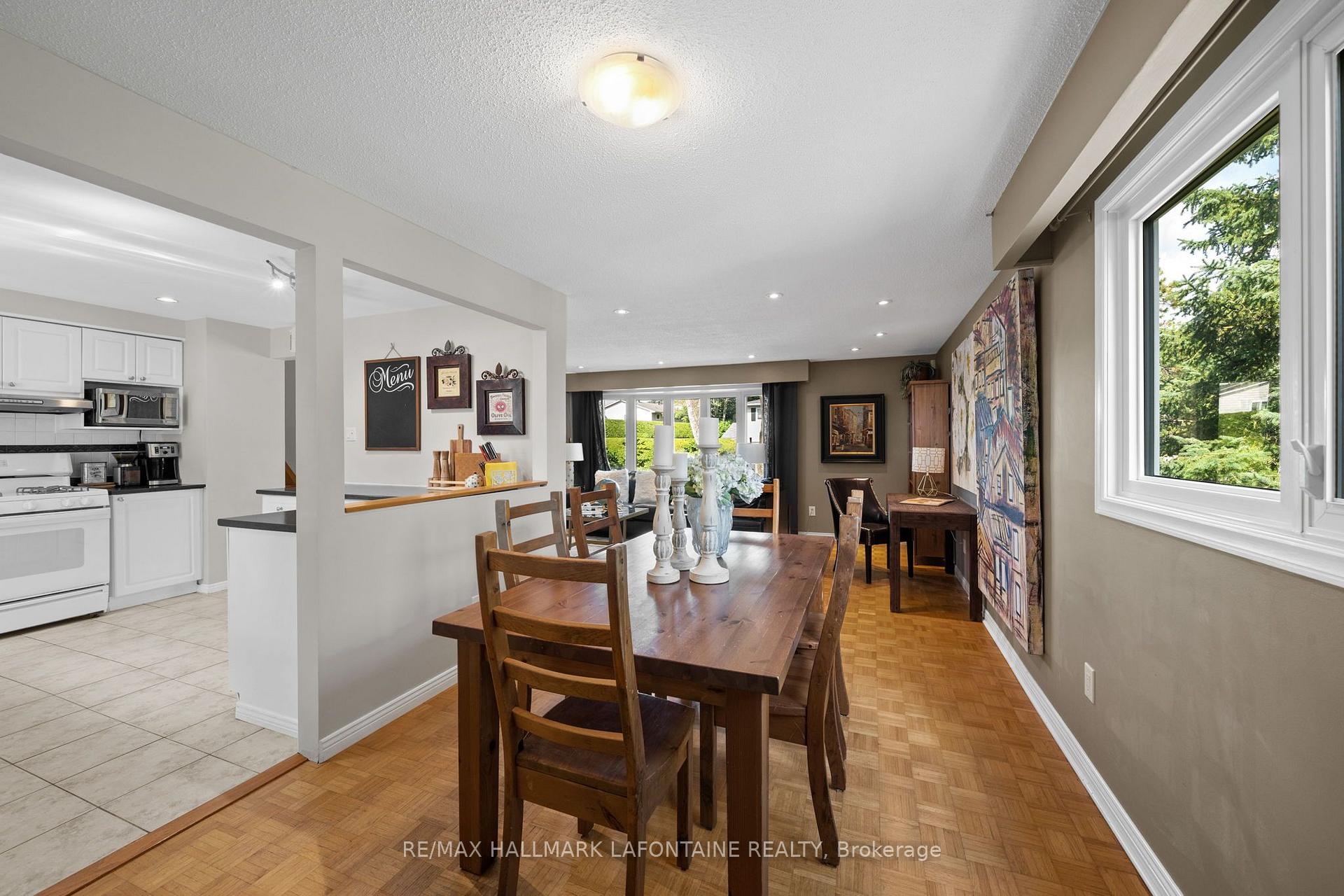 Photo 12 of 37 Red Maple Crescent, Ottawa, Blackburn Hamlet — HOMEH